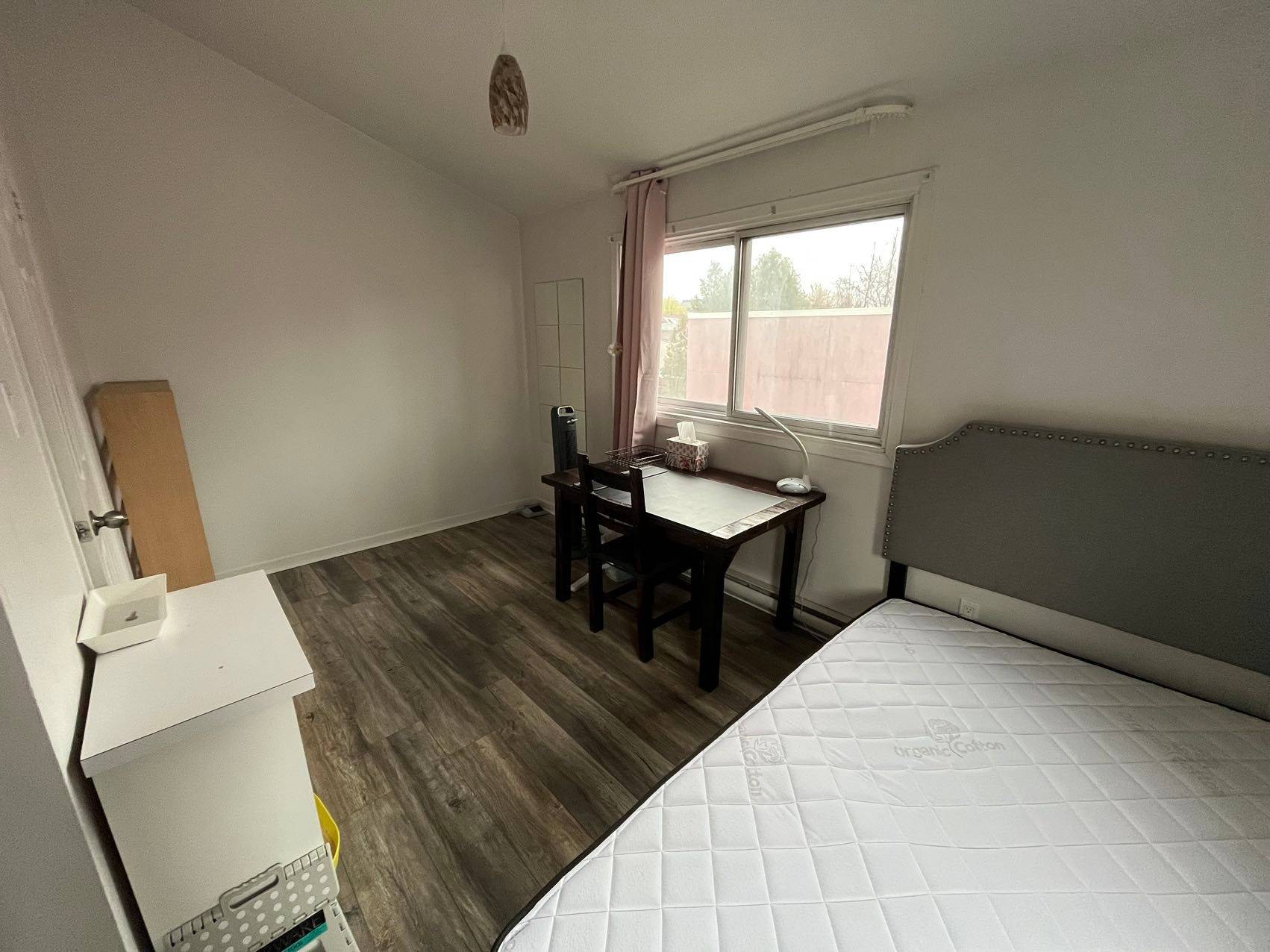 Toronto C01, ON M6G 2Y3,130 Clinton ST #Room 2-Th19