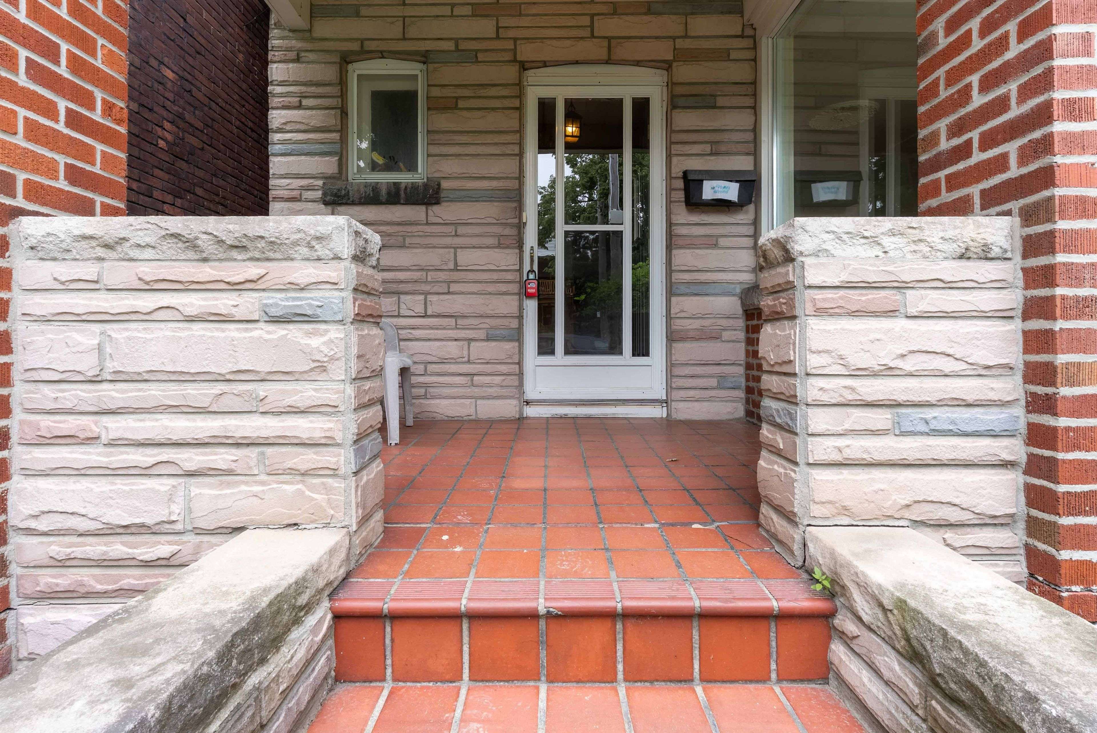 Toronto W02, ON M6P 1E2,35 Glenlake AVE