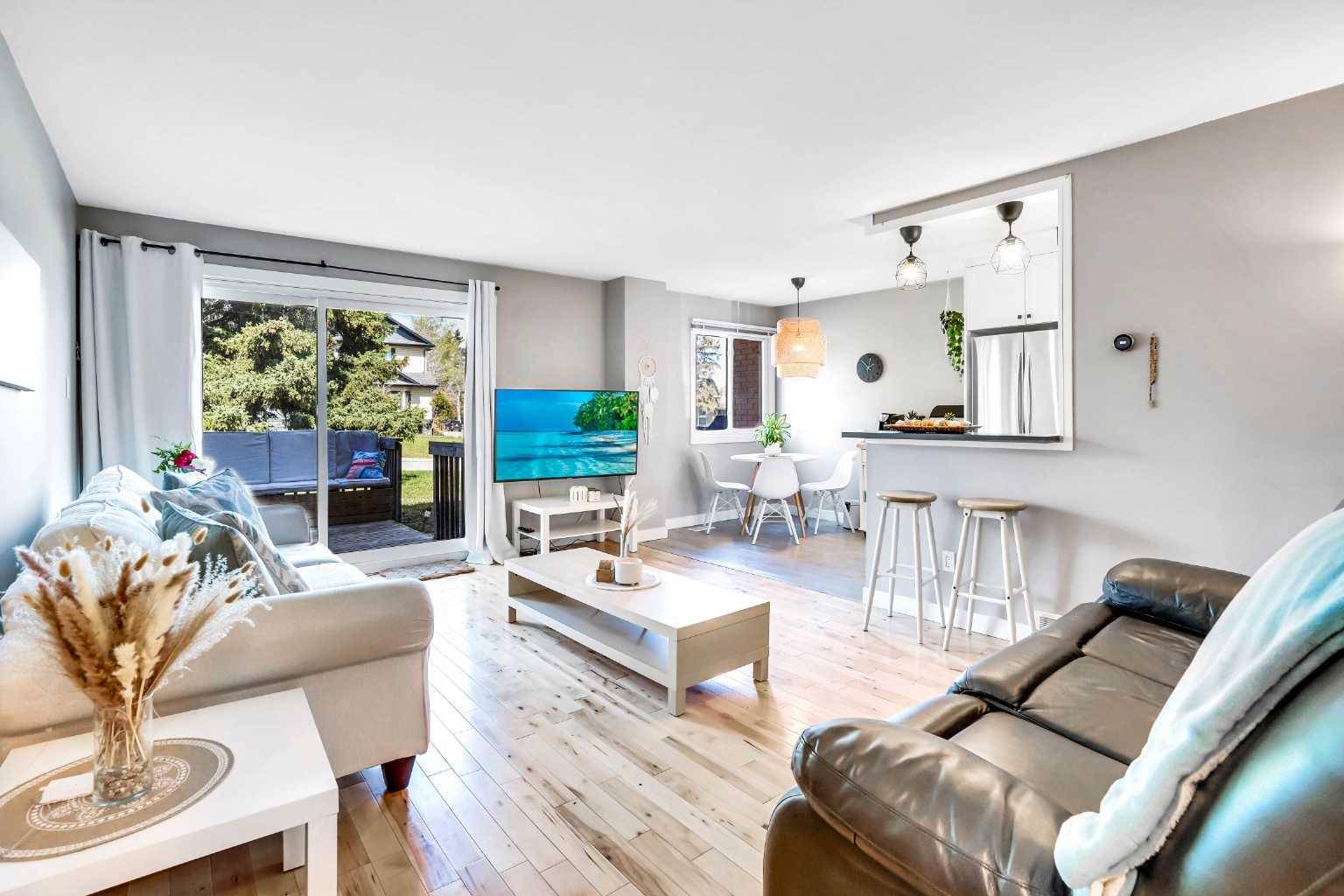Calgary, AB T3E 0Y4,4403 33 AVE SW