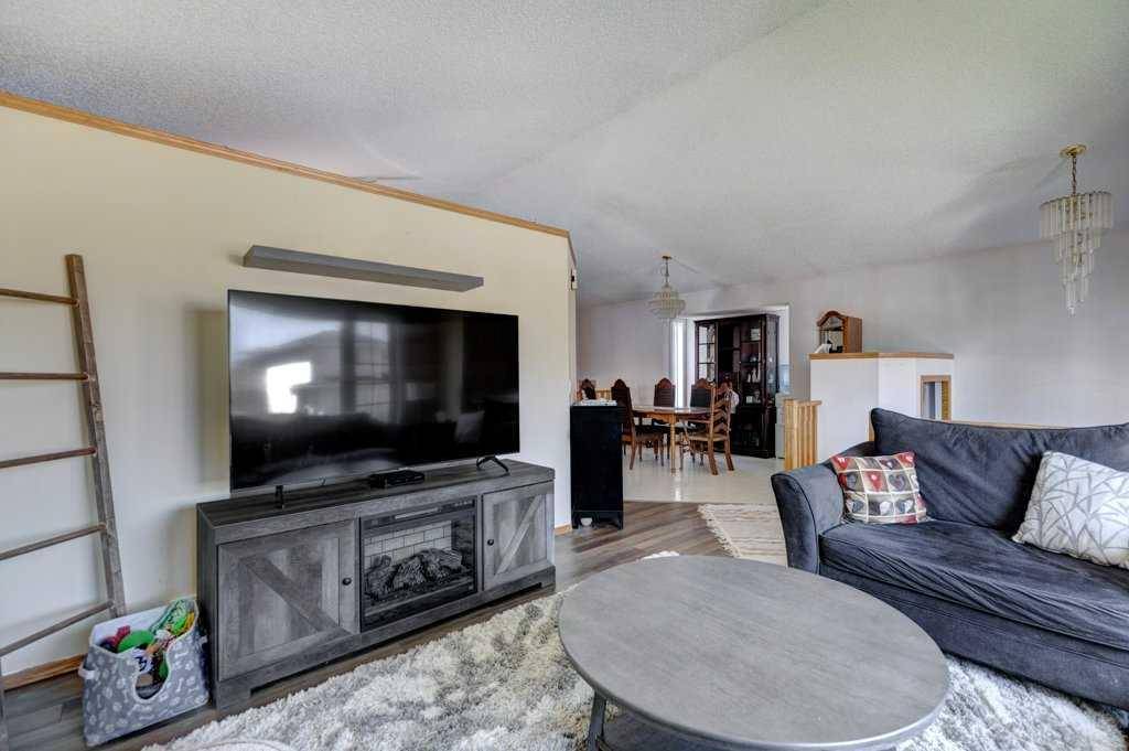 Okotoks, AB T1R 2B1,220 Sheep River LN