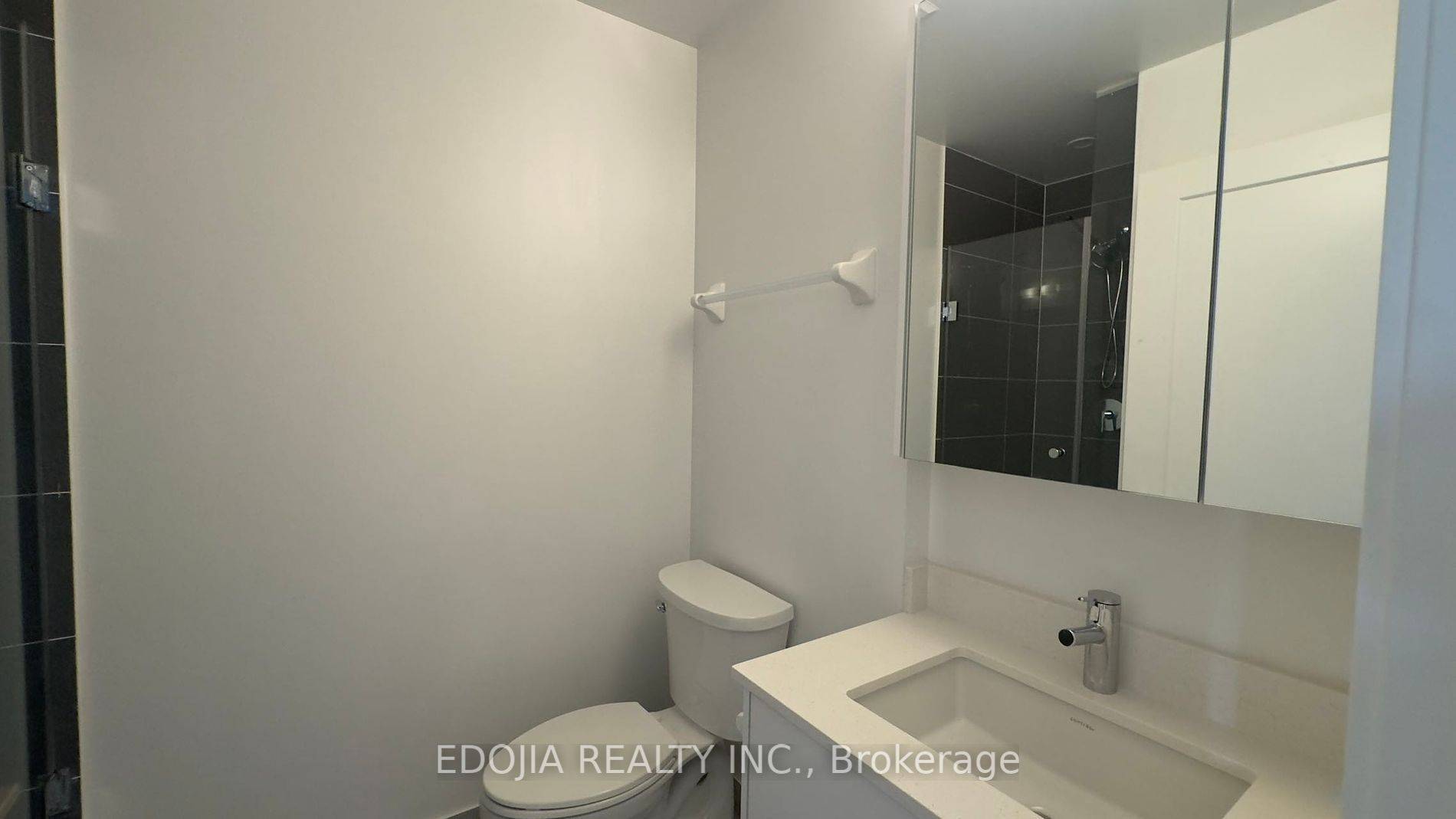 Richmond Hill, ON L4B 0H6,105 Oneida CRES #204