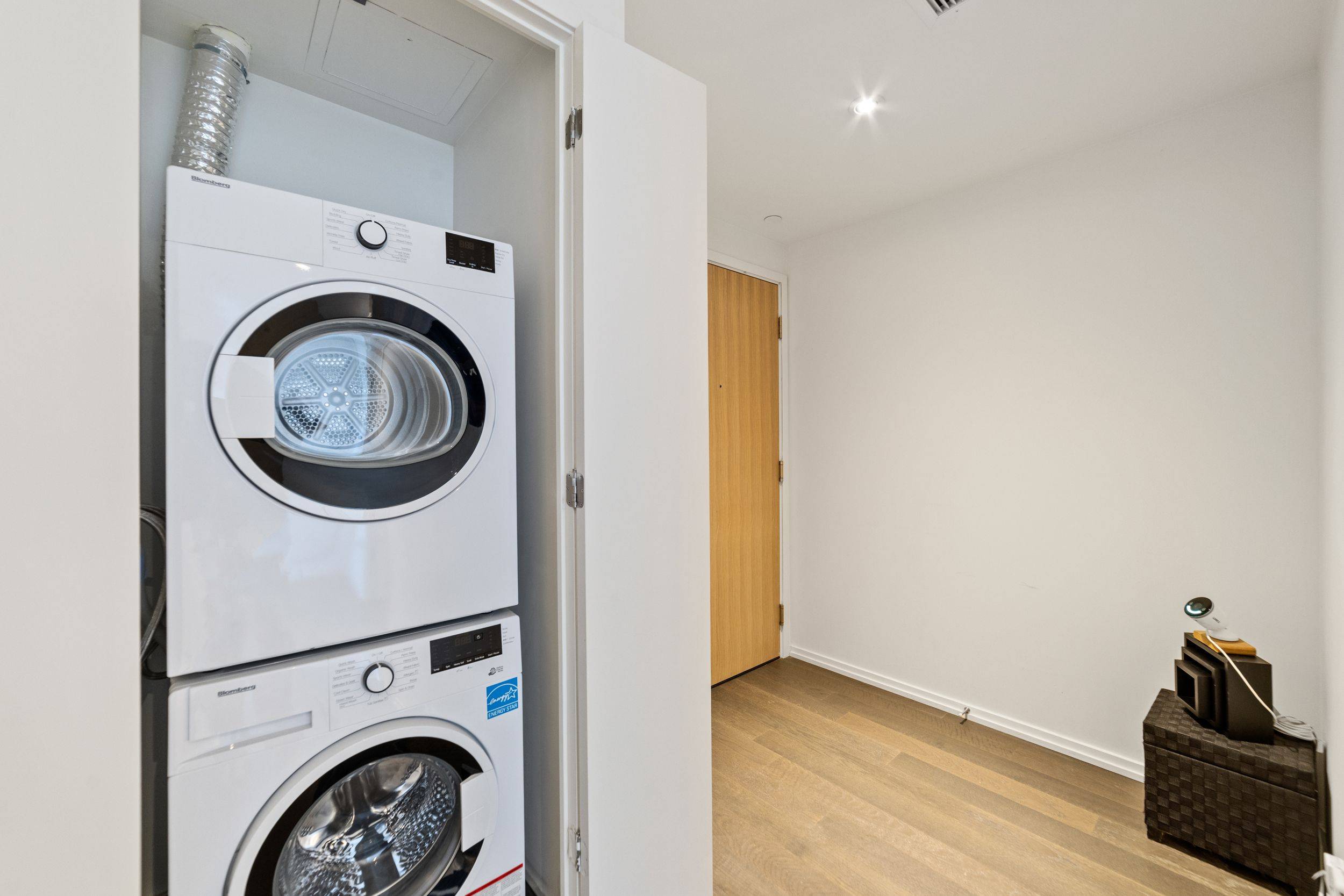 Toronto C10, ON M4S 1V5,5 Soudan AVE #2107