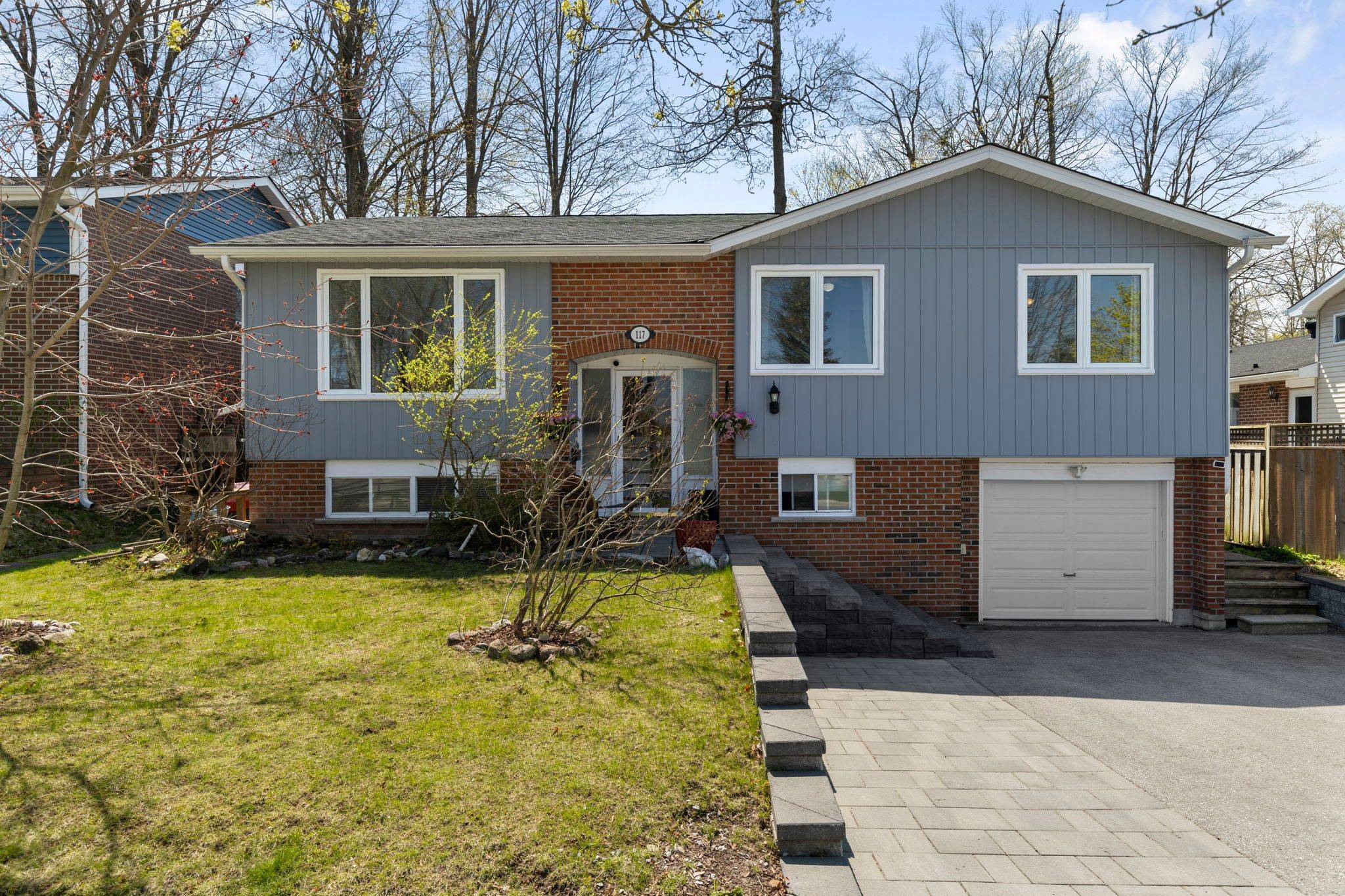 117 SPRINGDALE DR, Barrie, ON L4M 4Y1