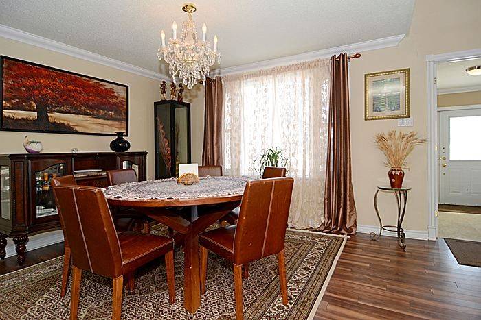 Beacon Hill North - South And Area, ON K1J 7B4,986 LAPORTE ST