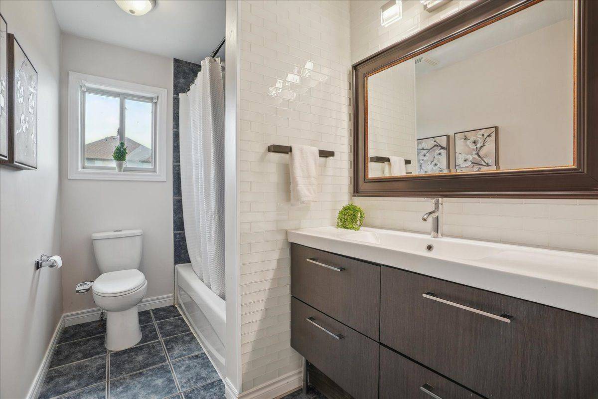 Hamilton, ON L8E 6B5,32 Sonoma LN