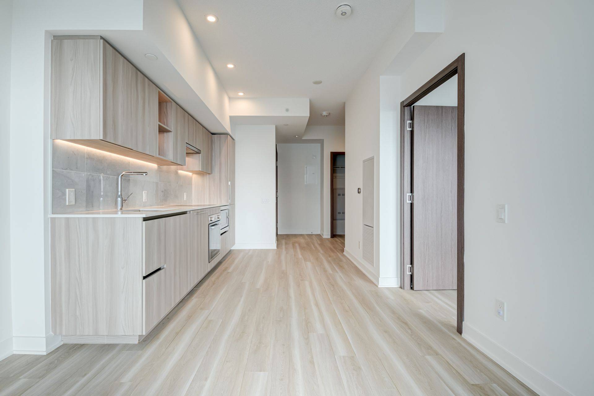 Toronto C01, ON M5V 0N1,17 Bathurst ST #3705