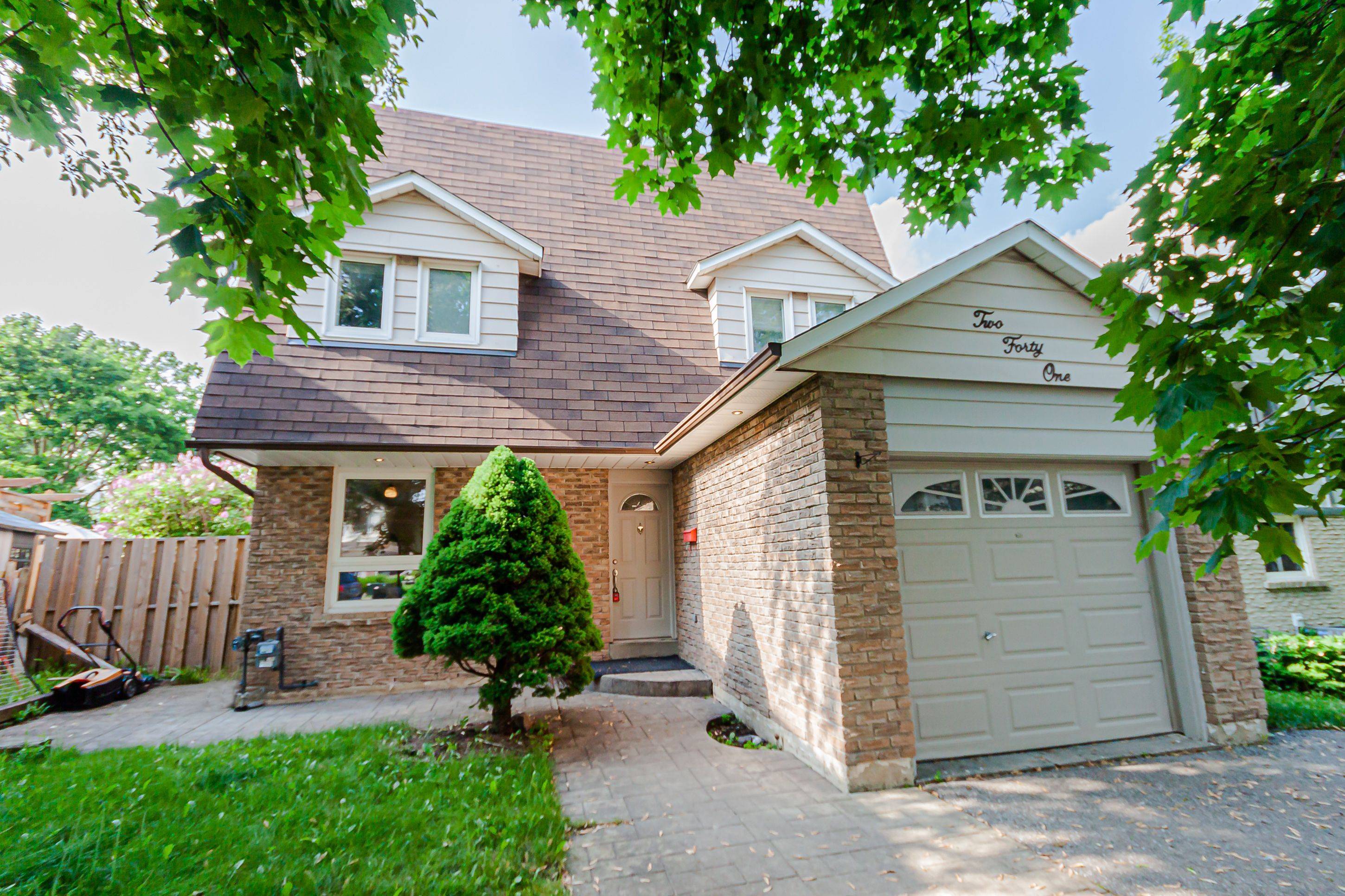 241 Currey CRES, Newmarket, ON L3Y 5M7