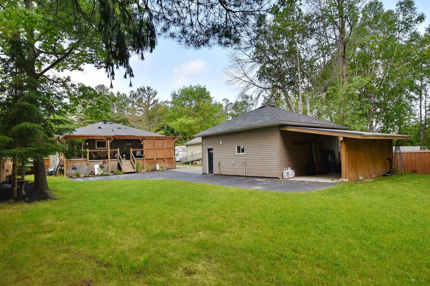Wasaga Beach, ON L9Z 1Z9,75 40th ST S