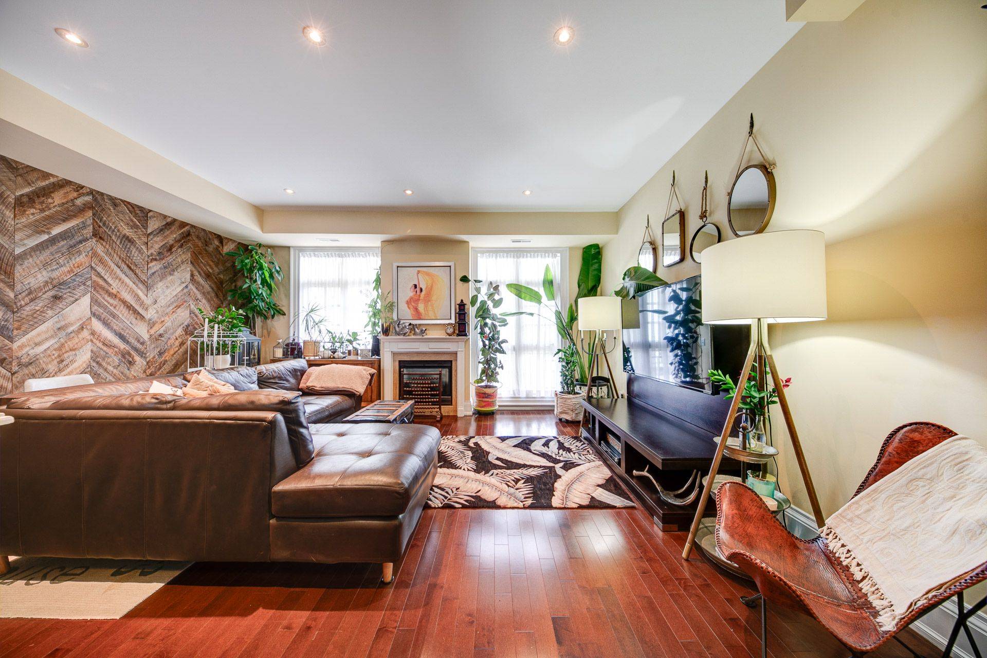 Oakville, ON L6L 3C1,120 BRONTE RD #10