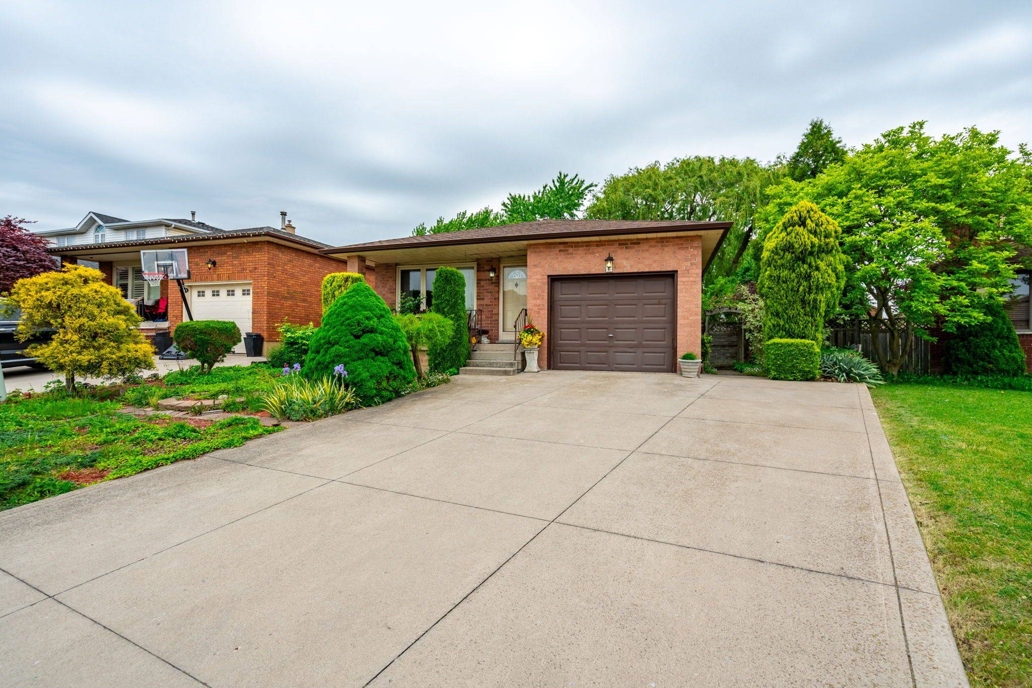 43 Trenholme CRES, Hamilton, ON L8W 2L4