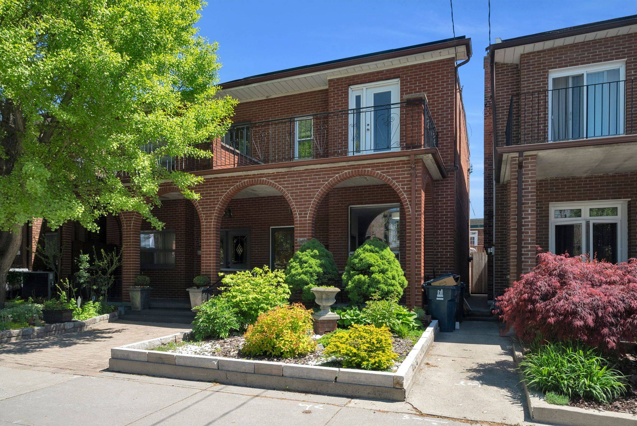 Toronto C01, ON M6G 2Y7,249 Clinton ST