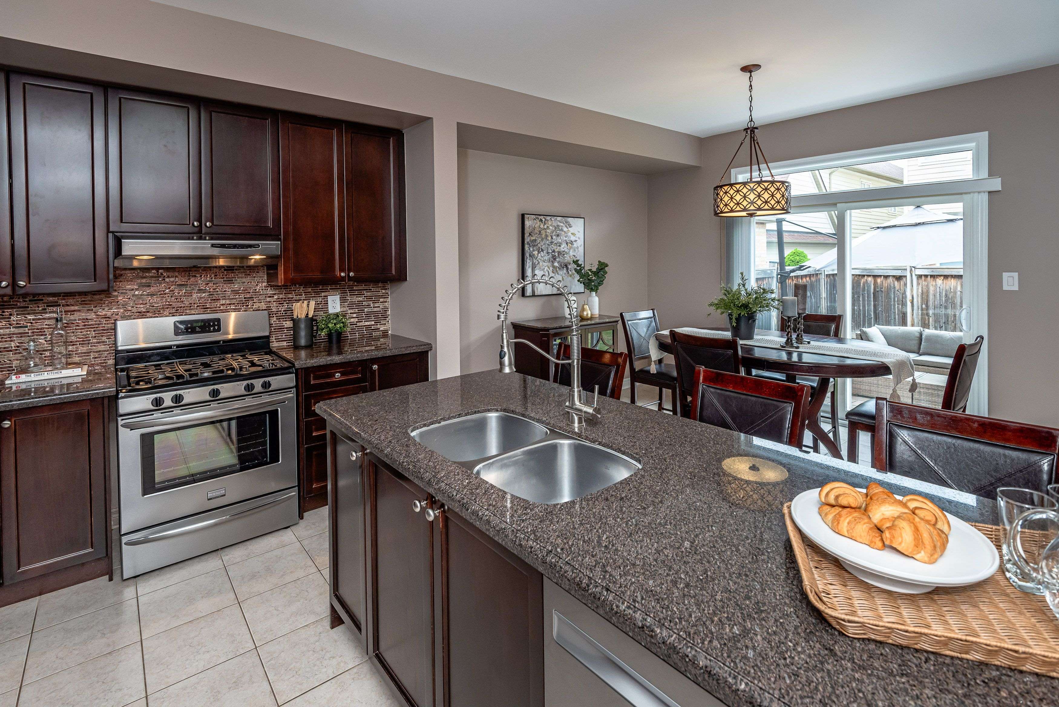 Bradford West Gwillimbury, ON L3Z 0G5,7 McCann CRES