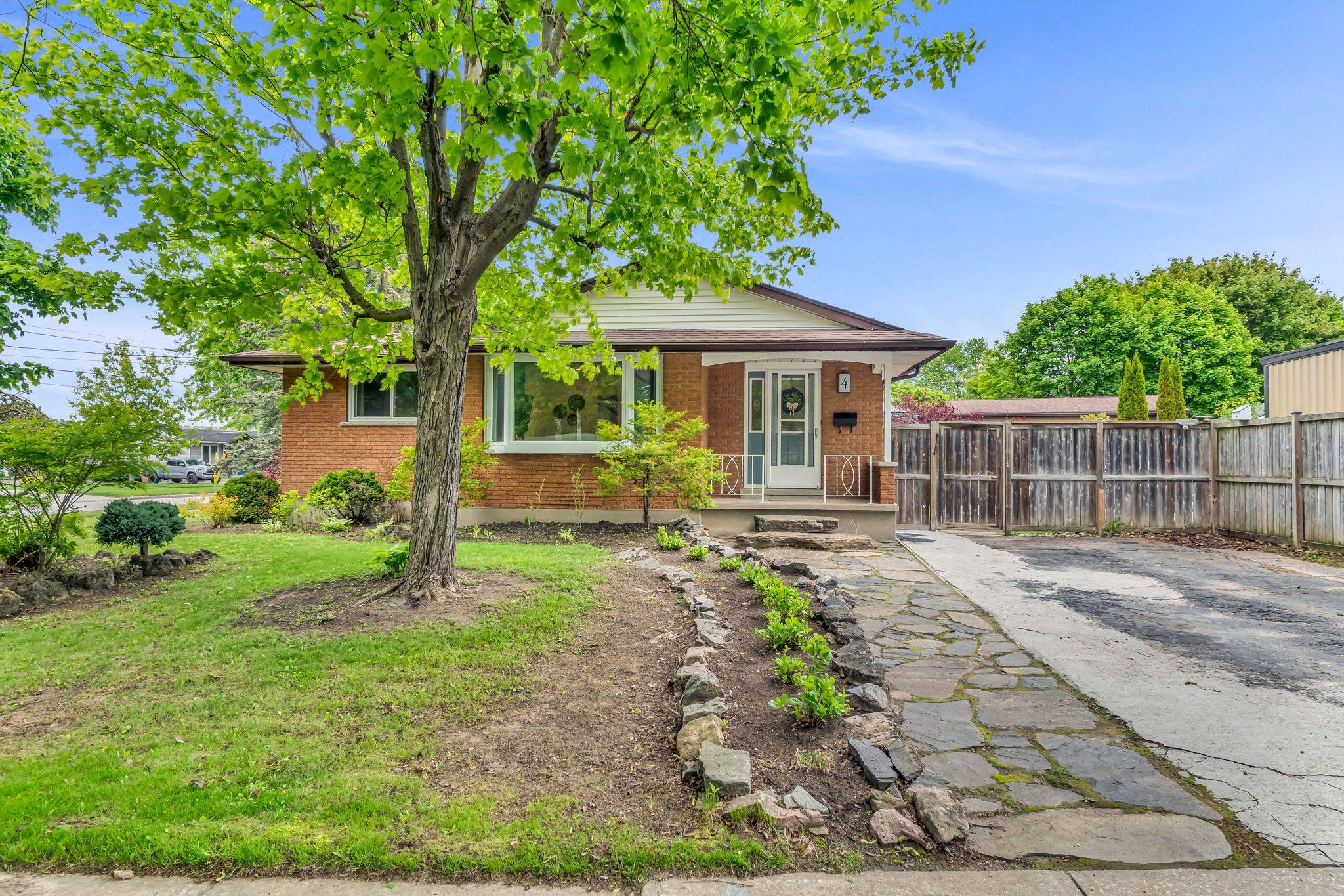 4 BLACKBIRD CRES, Guelph, ON N1E 3K5