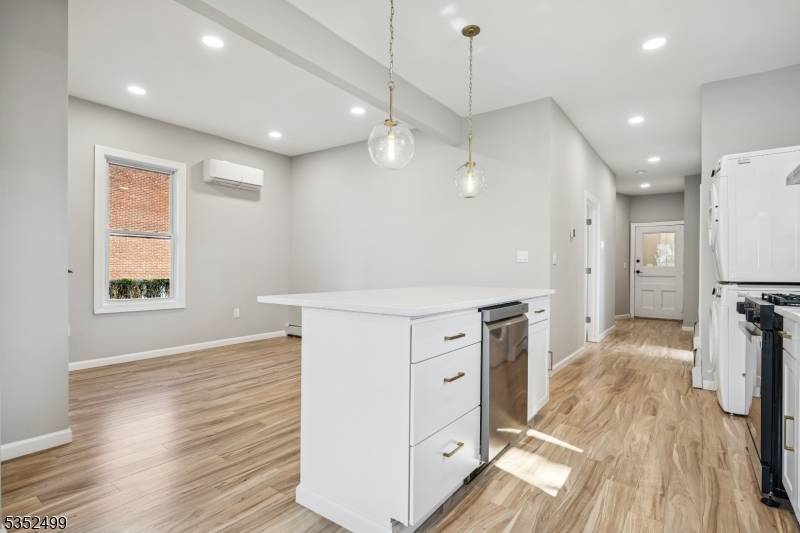 Montclair Twp., NJ 07042,9 Warman St