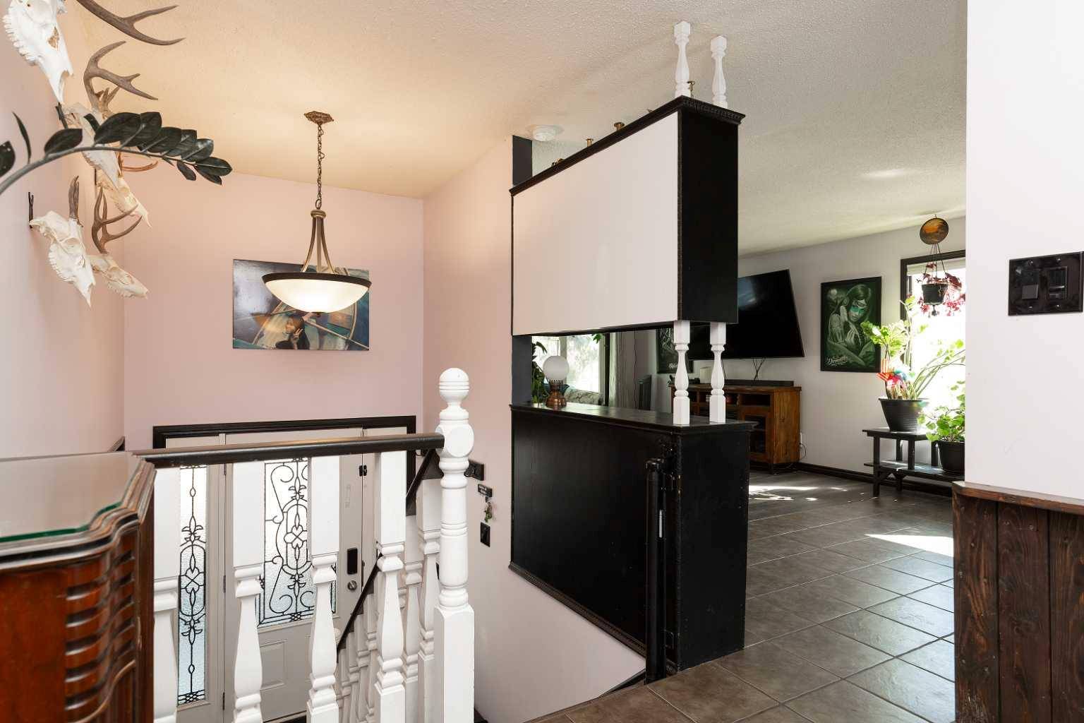 Lethbridge, AB T1H 0Y7,1832 7 AVE North