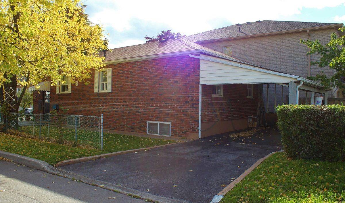 Toronto C13, ON M4A 1B9,36 Bartley (Main Level) DR