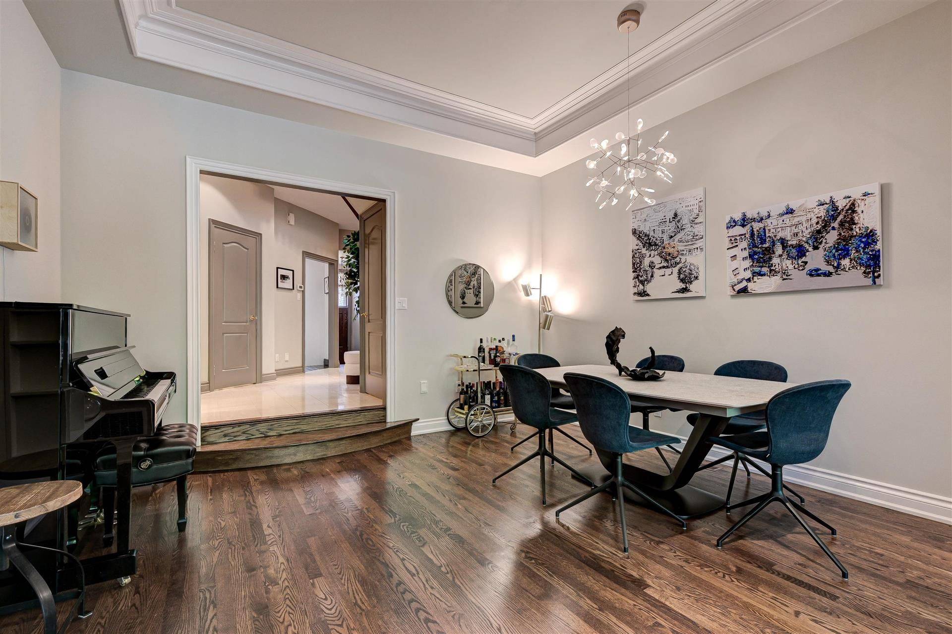 Toronto C02, ON M4V 1J5,13 Balmoral AVE