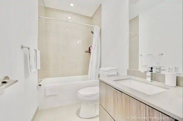 Toronto C08, ON M4W 1H7,395 Bloor ST E #4905