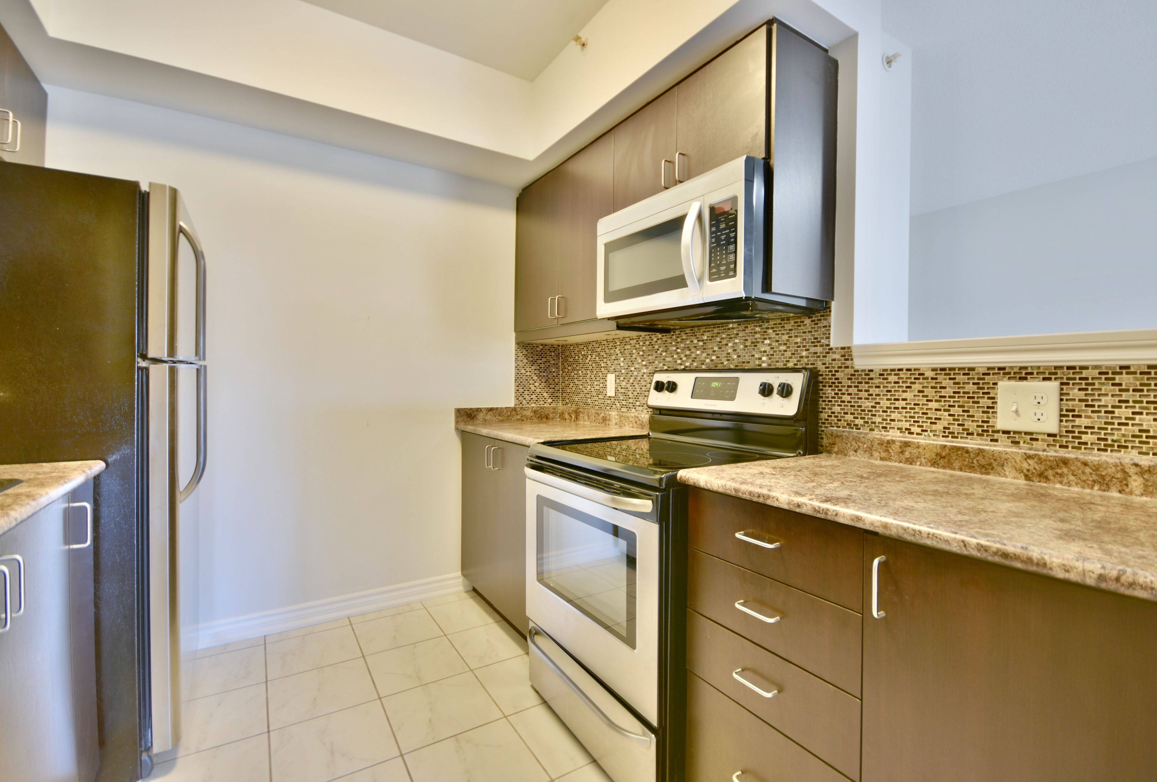 Barrie, ON L4N 5T5,39 Ferndale DR S #205