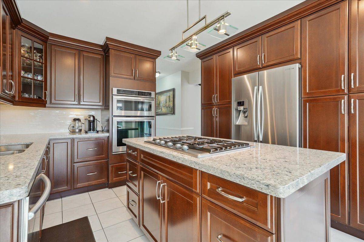 Oakville, ON L6H 3Z8,1008 Glenbrook AVE