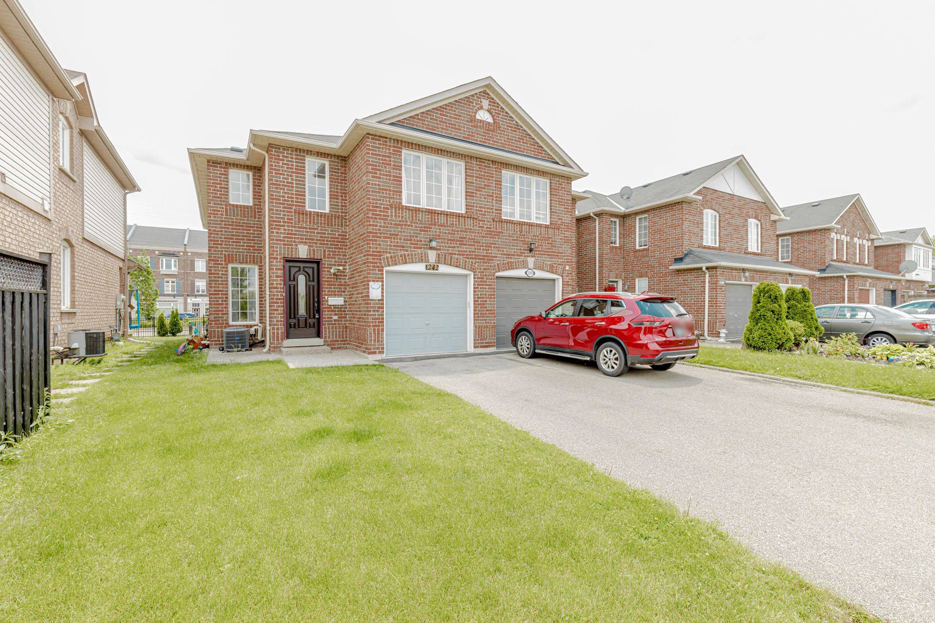 Milton, ON L9T 5R3,1242 Mowat LN