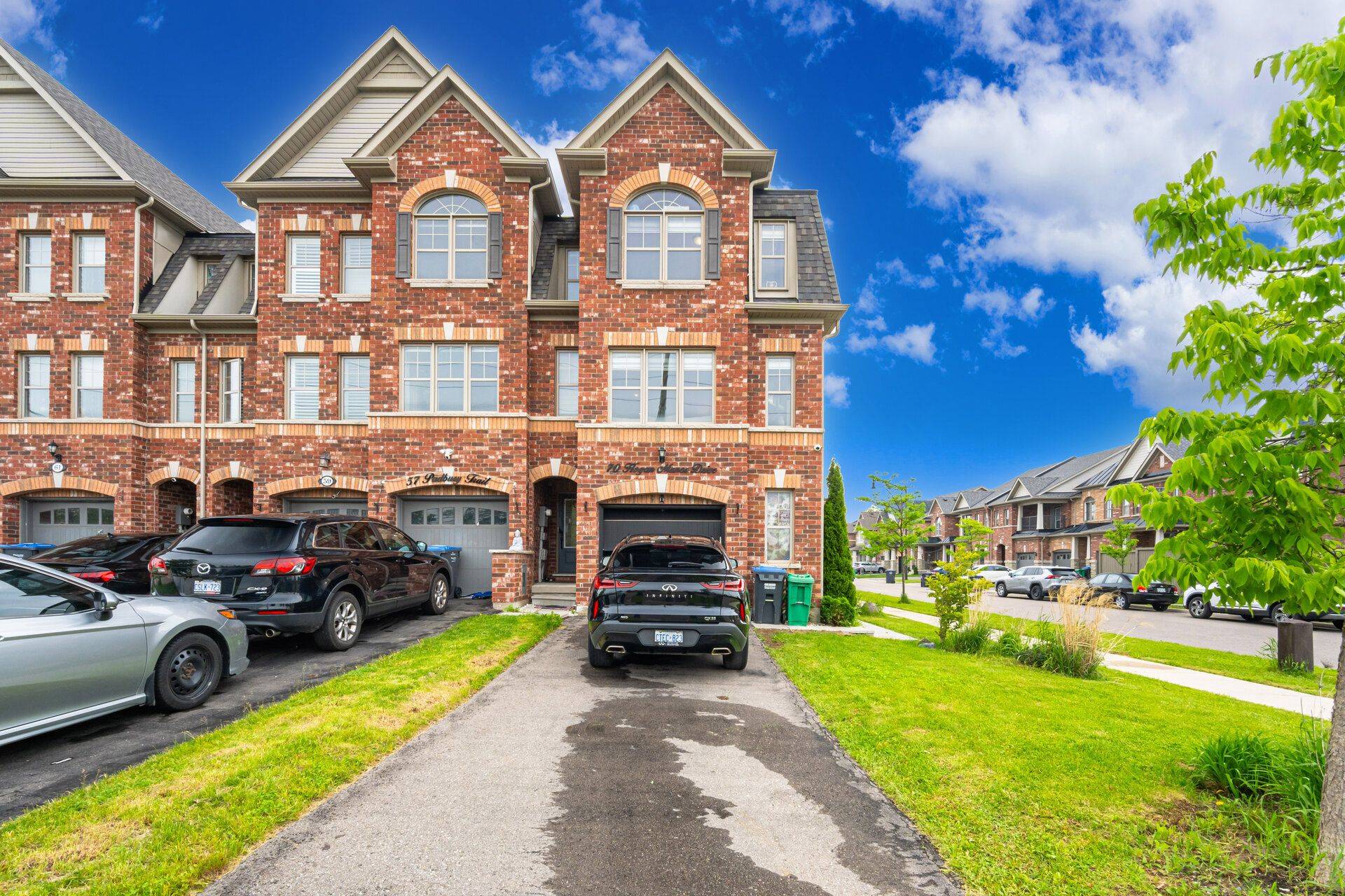 Brampton, ON L7A 4V3,70 Hogan Manor DR