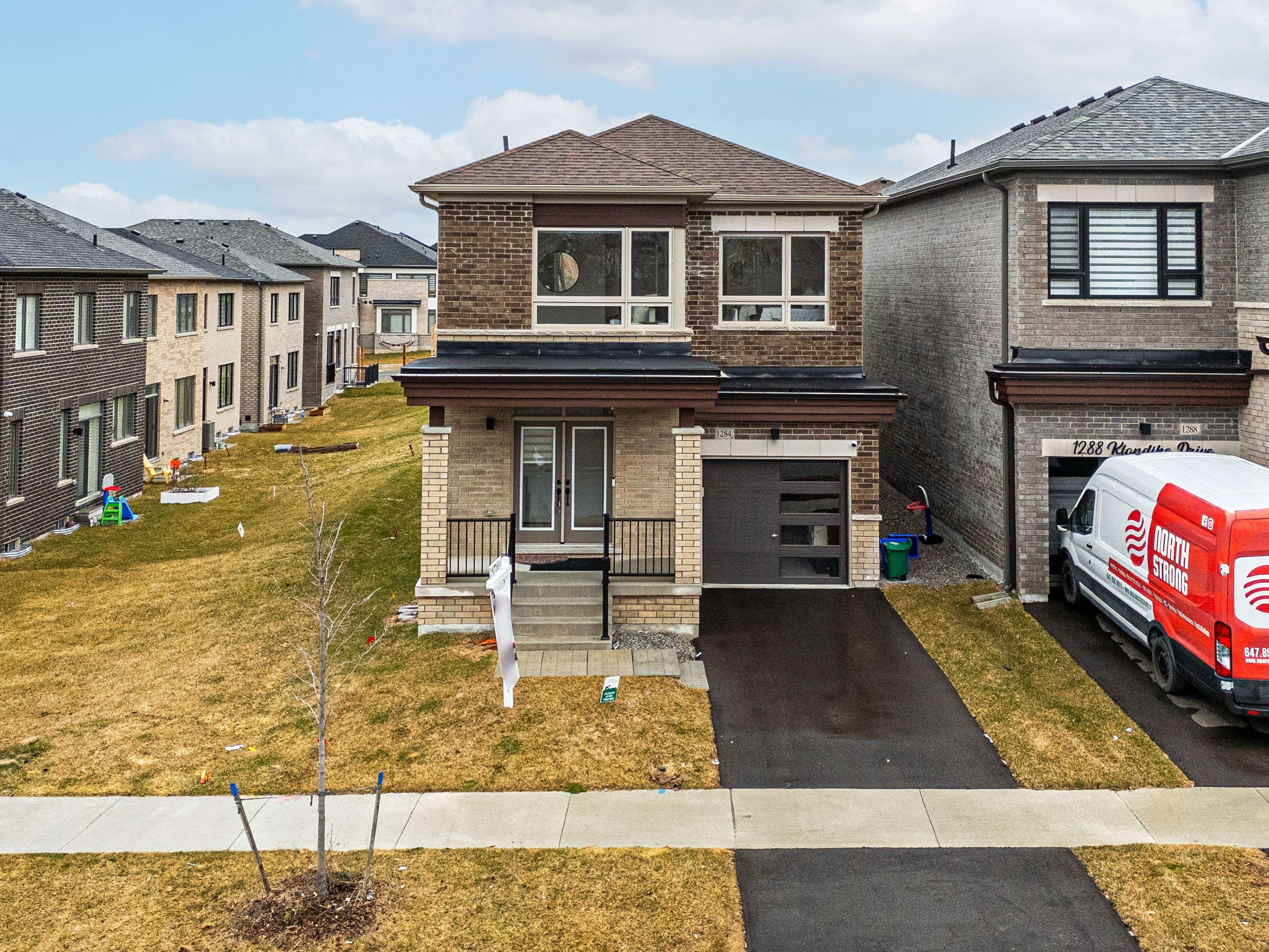 Oshawa, ON L1H 8L7,1284 Klondike DR