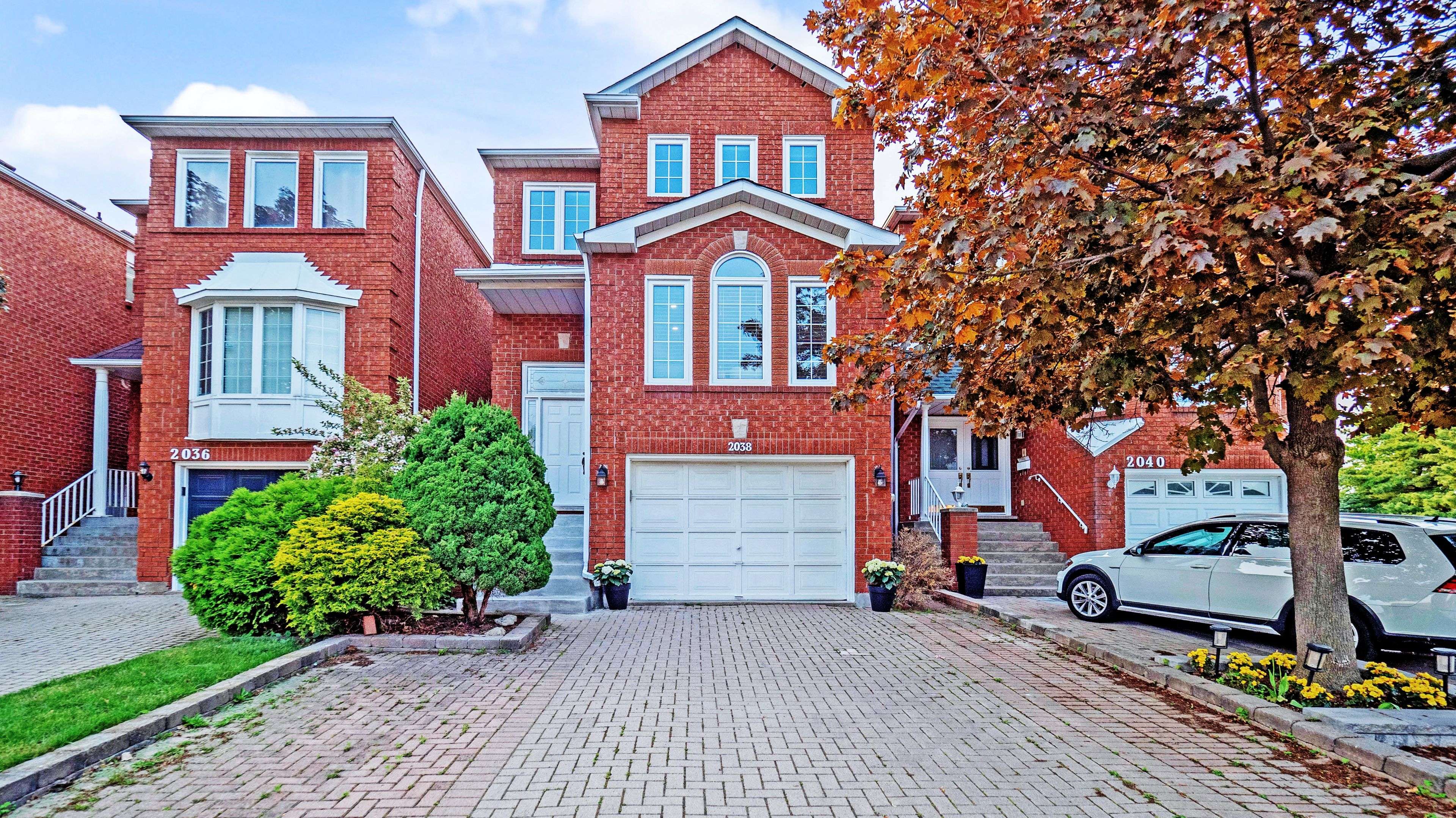 Oakville, ON L6M 2Z1,2038 Lumberman LN