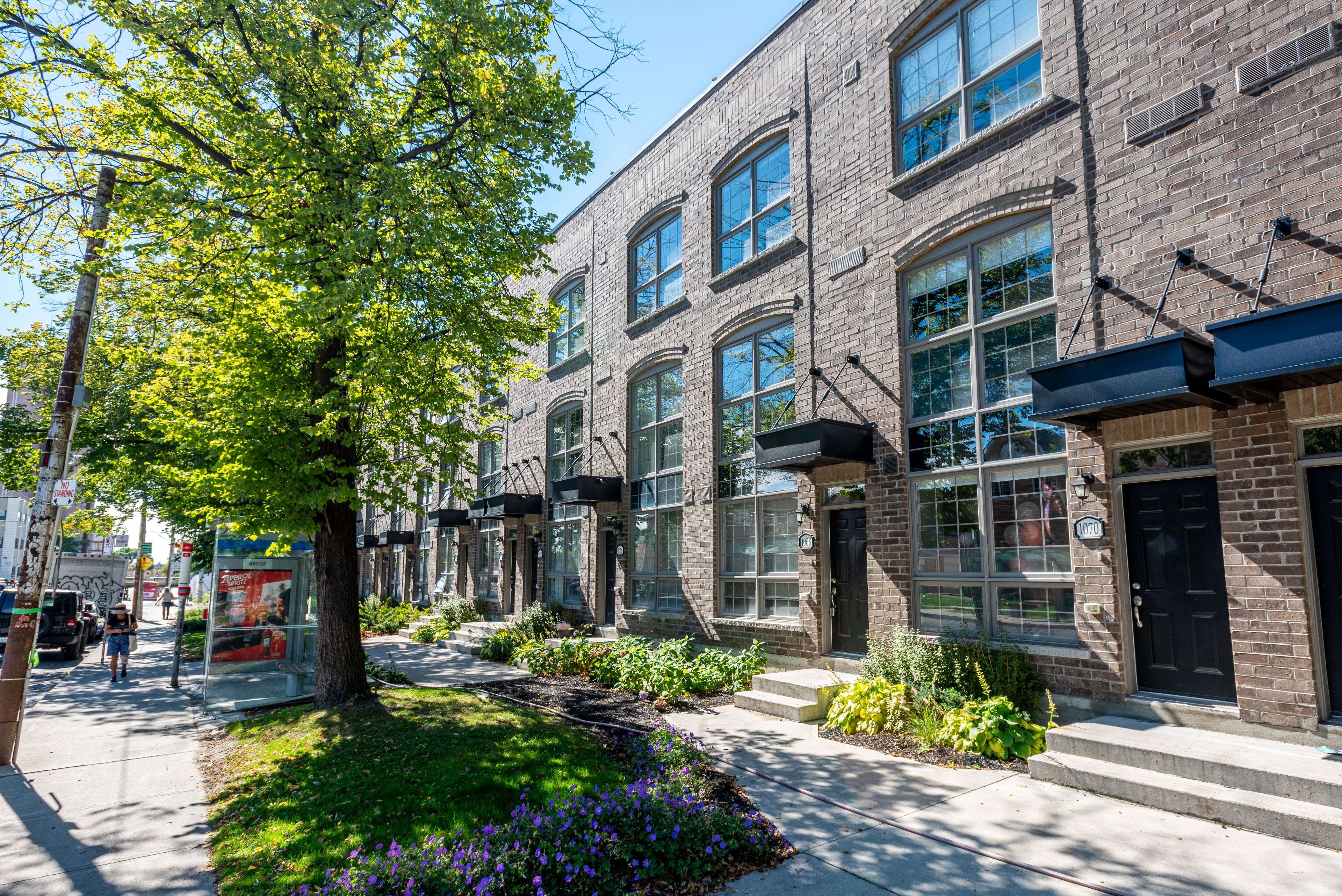 Toronto W02, ON M6H 3Z4,1068 Lansdowne AVE