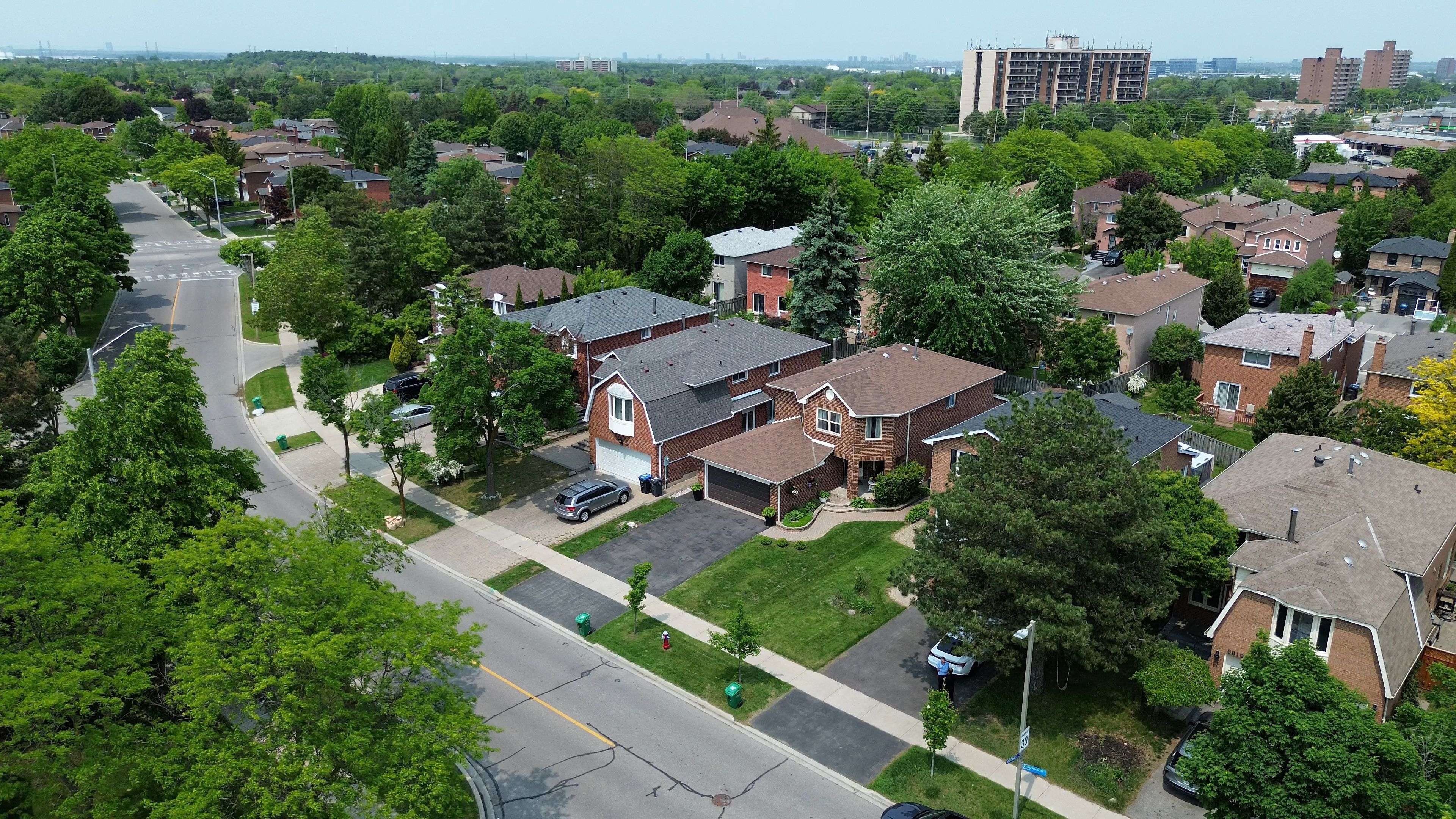 6827 Edenwood DR, Mississauga, ON L5N 3X9