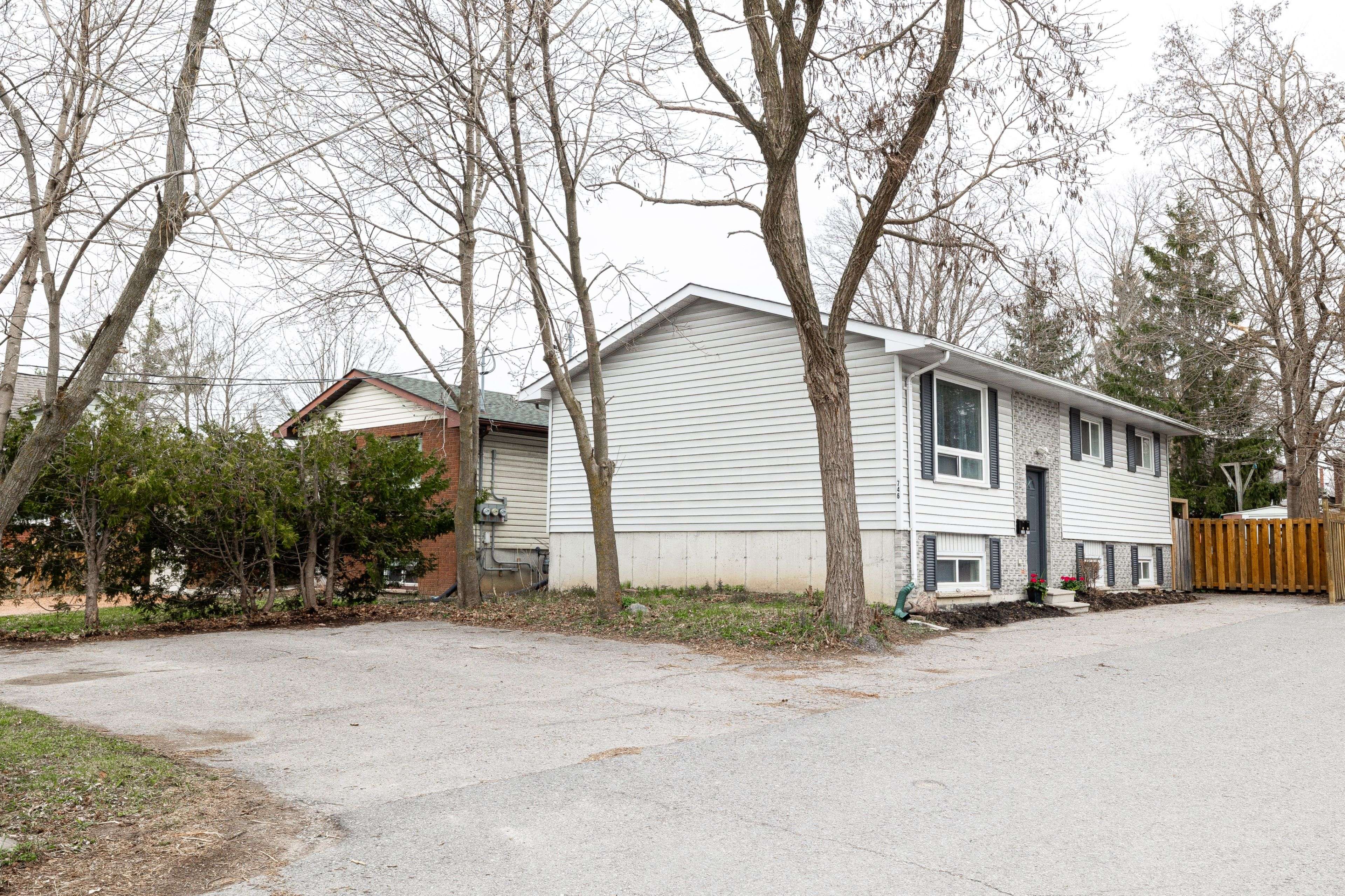 Peterborough North, ON K9H 5Y9,746 Chemong RD