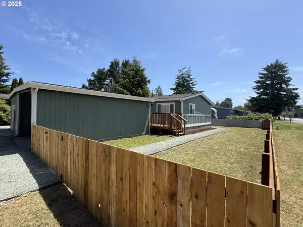 250 NORTH AVE, Bandon, OR 97411