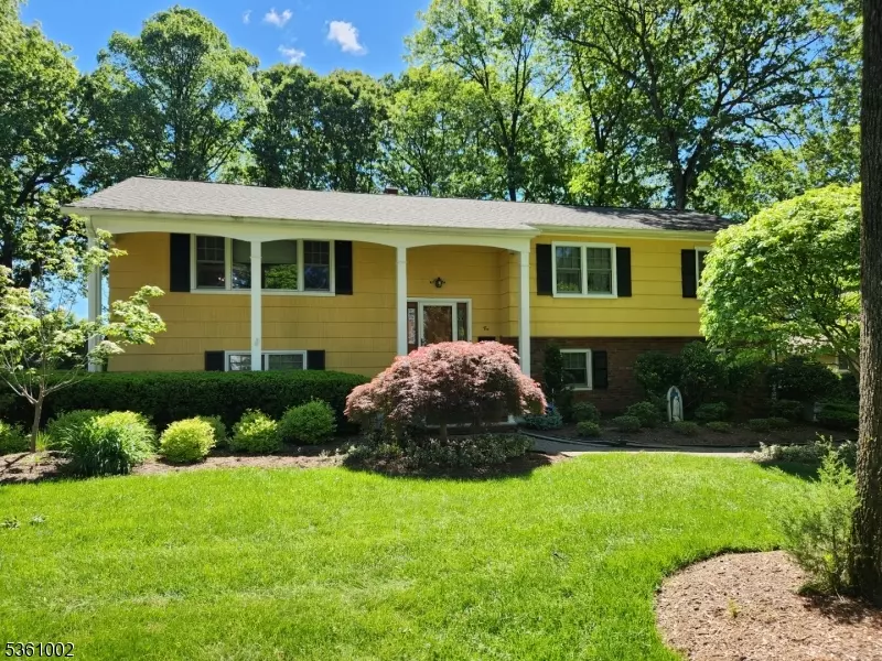 10 Lyncrest Dr, Paramus Boro, NJ 07652