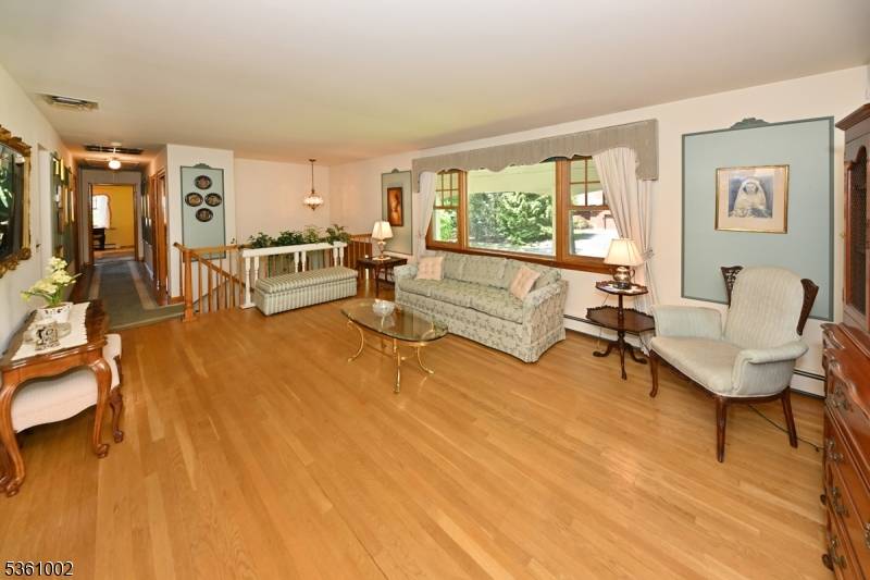 Paramus Boro, NJ 07652,10 Lyncrest Dr