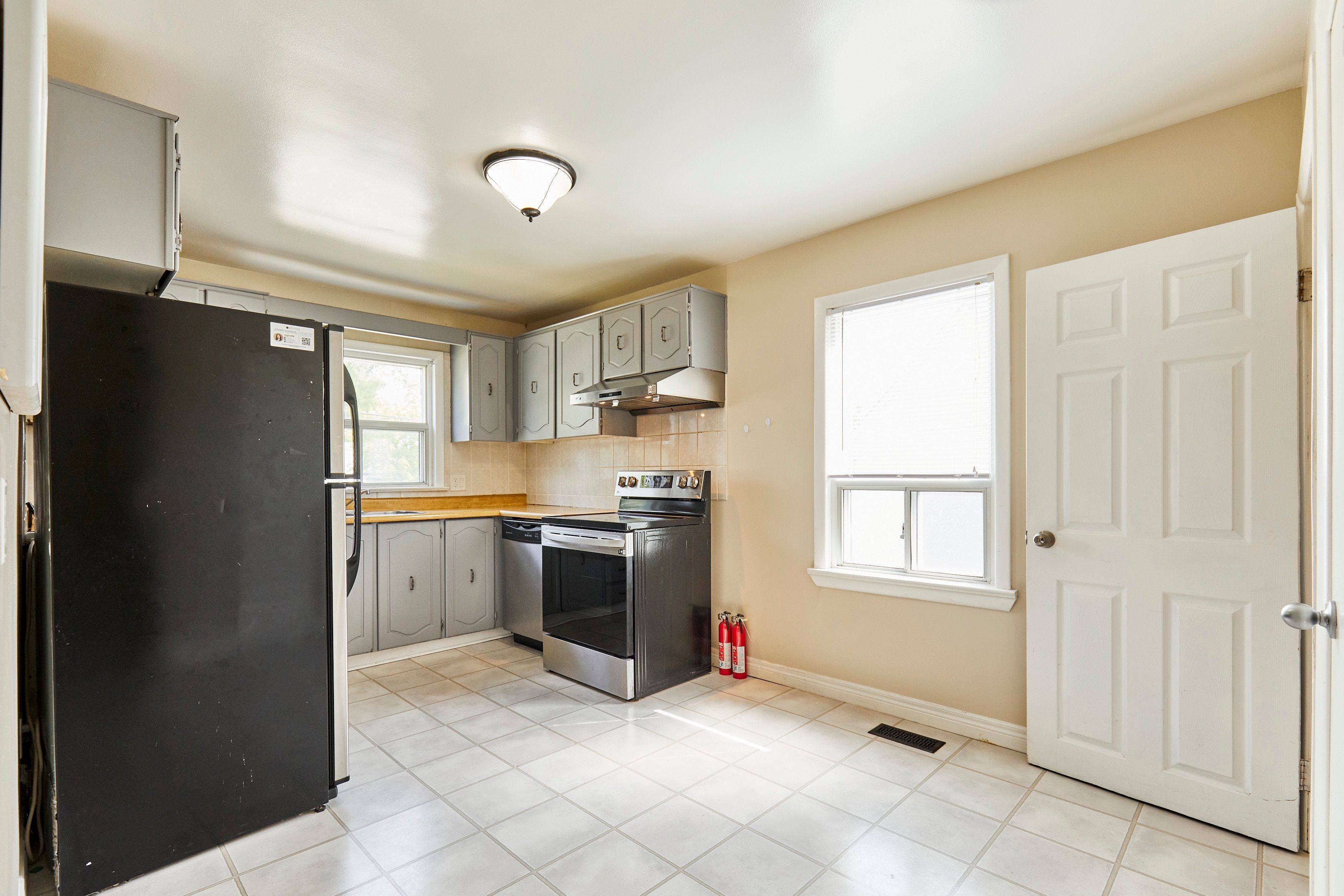 Oshawa, ON L1J 1W3,211 Marquette AVE