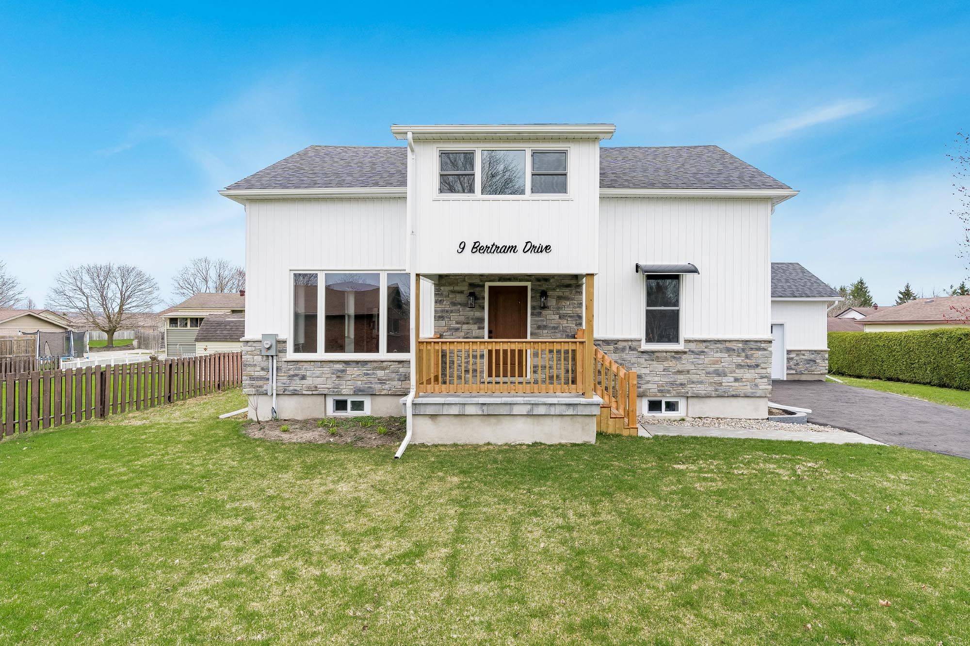 9 Bertram DR, Springwater, ON L0L 1P0