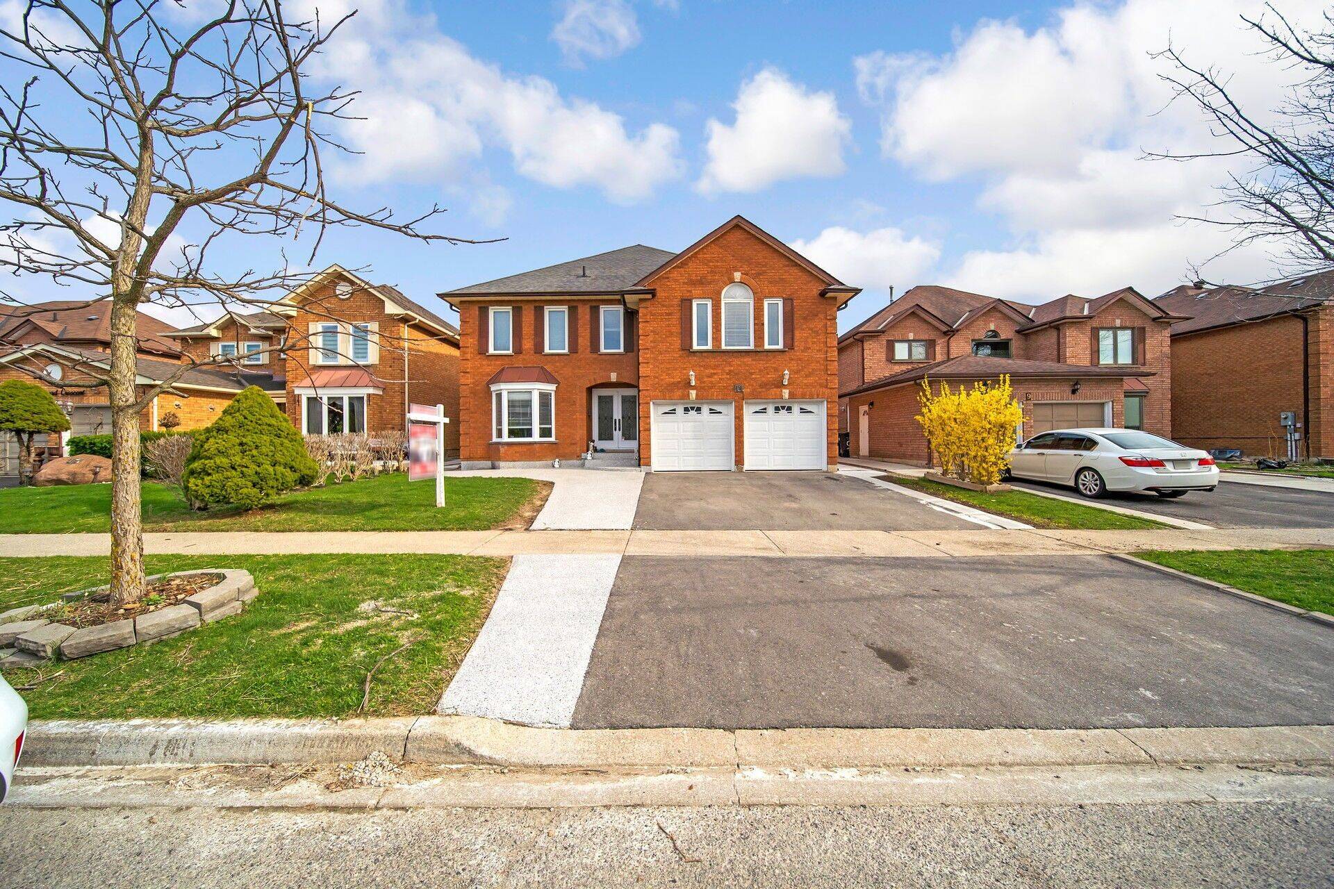 Brampton, ON L6Z 4K6,11 Moorehead CRES