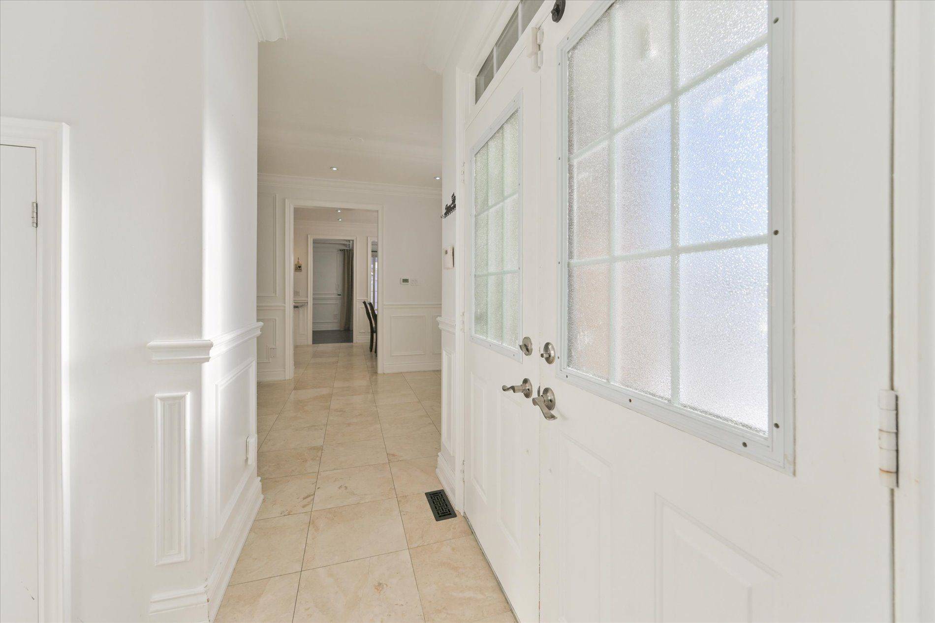 Mississauga, ON L5V 2Z2,5915 Whitehorn AVE