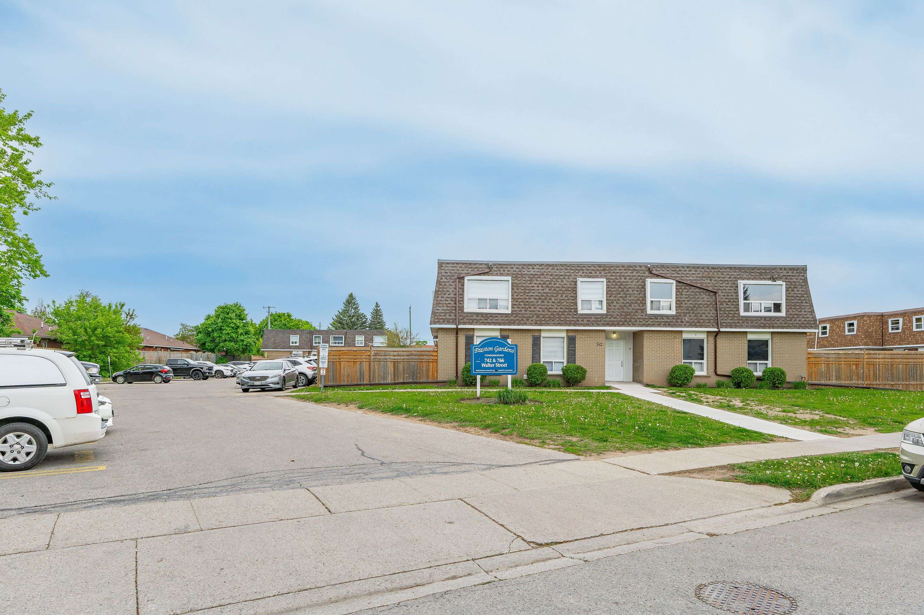 Cambridge, ON N3H 4P3,742 Walter ST #10