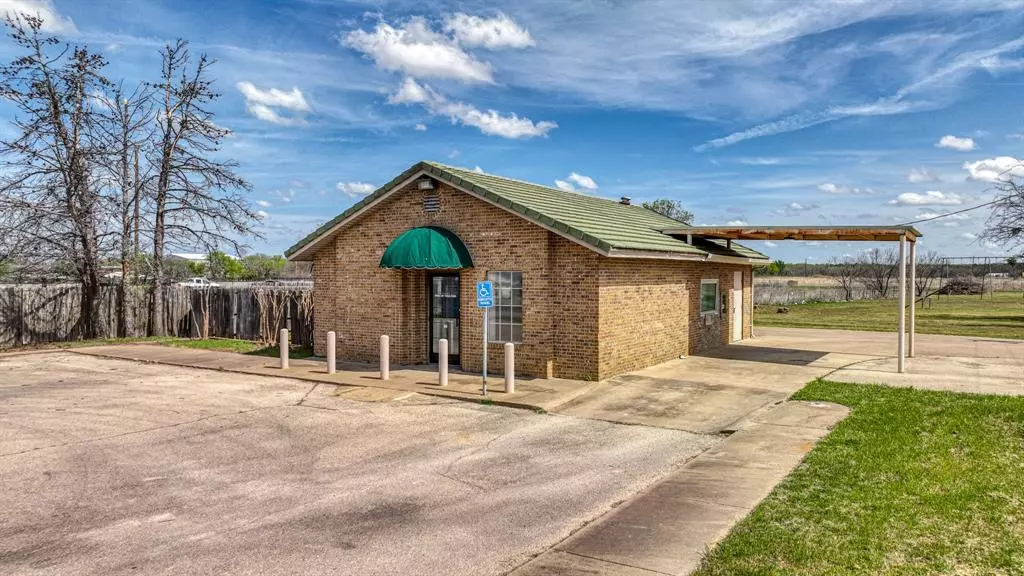 107 Fannin Street, Millsap, TX 76066