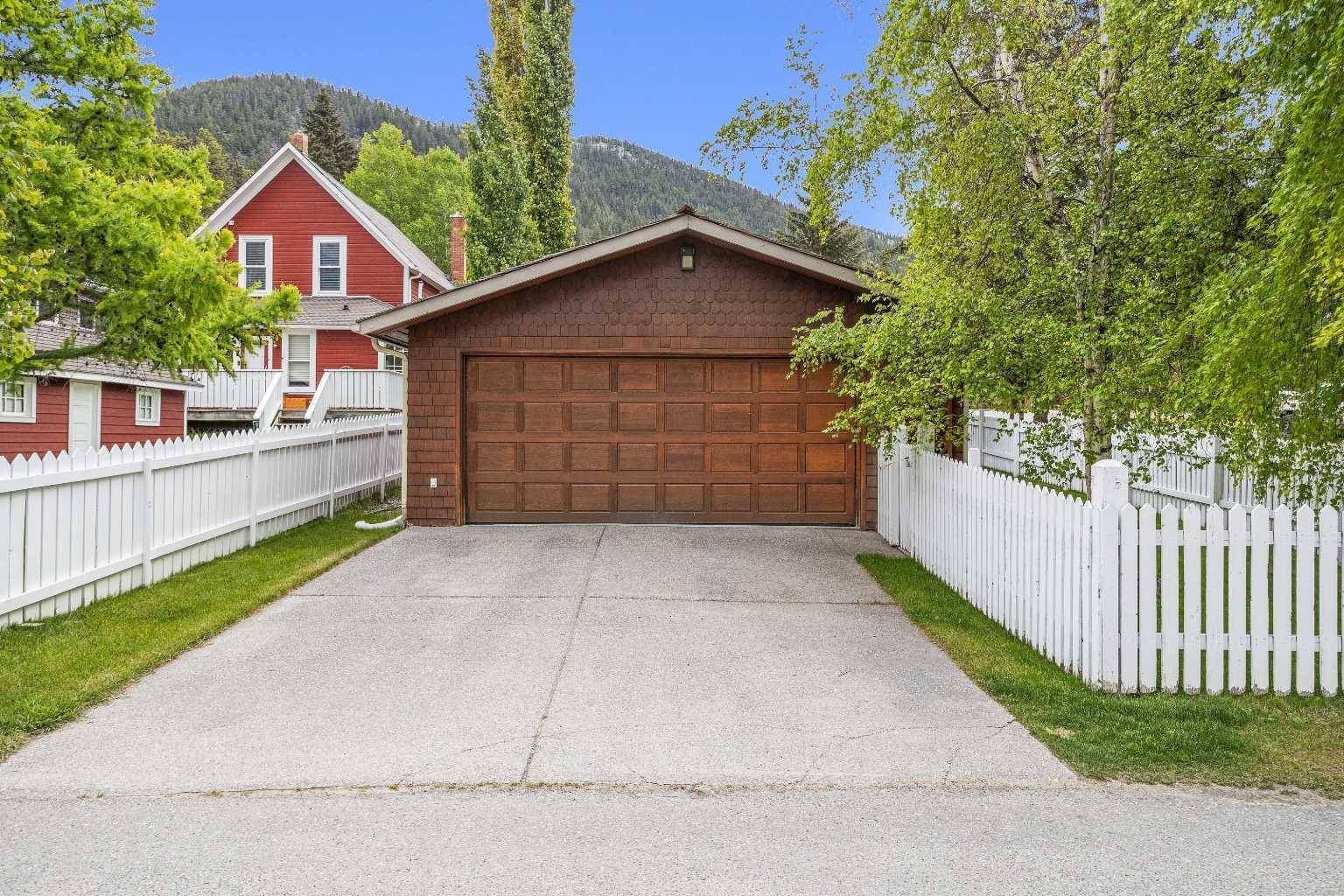 Banff, AB T1L1E3,201 Otter ST
