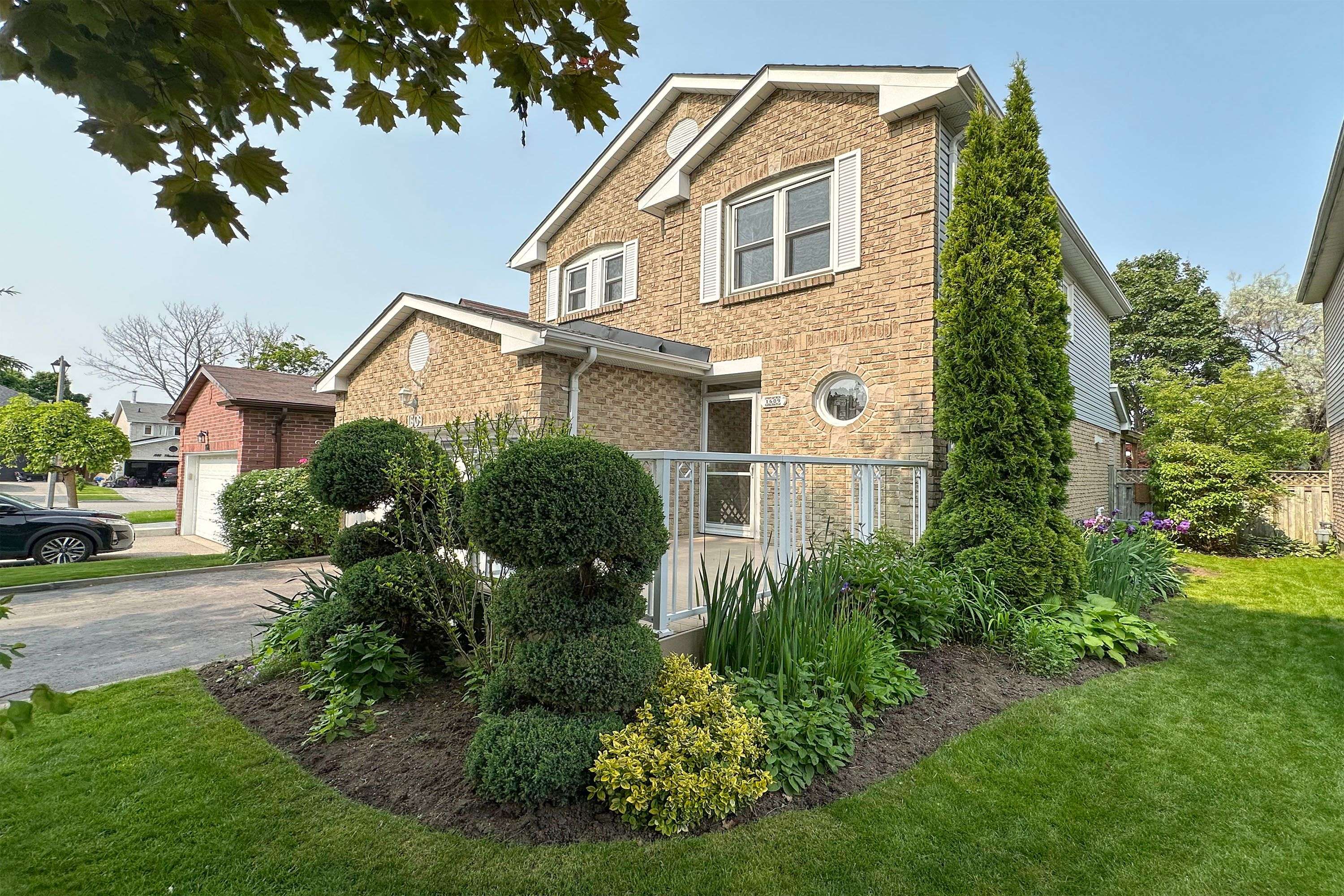 Pickering, ON L1V 4Z9,1609 Rawlings DR
