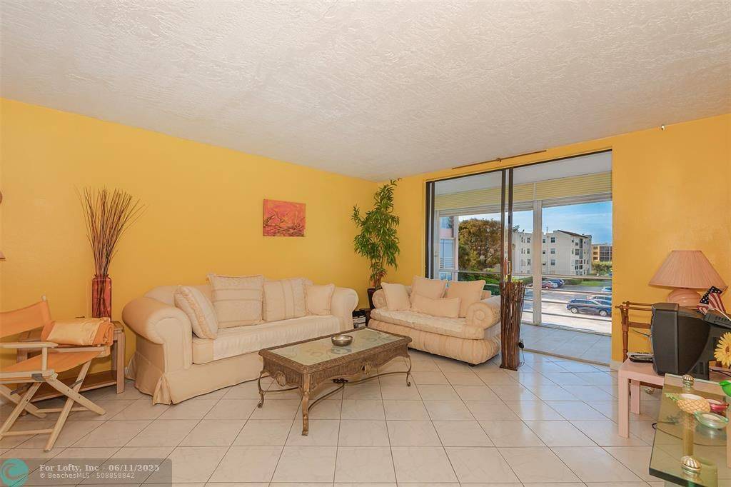 2861 Somerset Dr  #317, Lauderdale Lakes, FL 33311