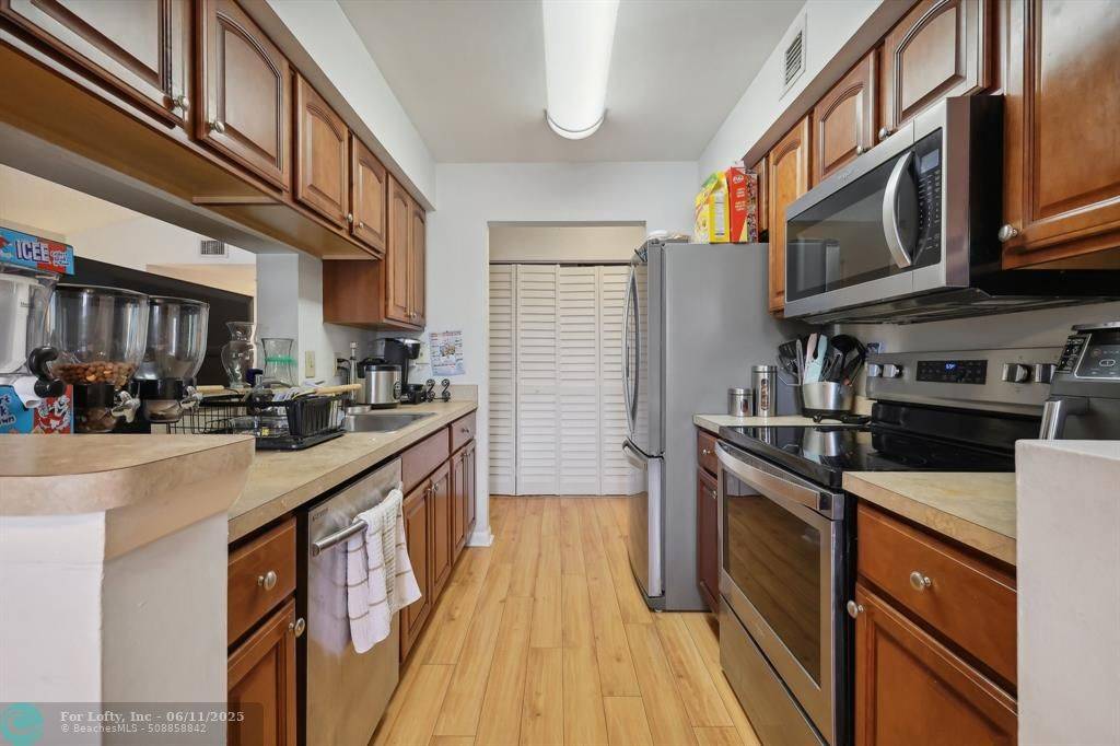 Coral Springs, FL 33076,9933 Westview Dr  #421