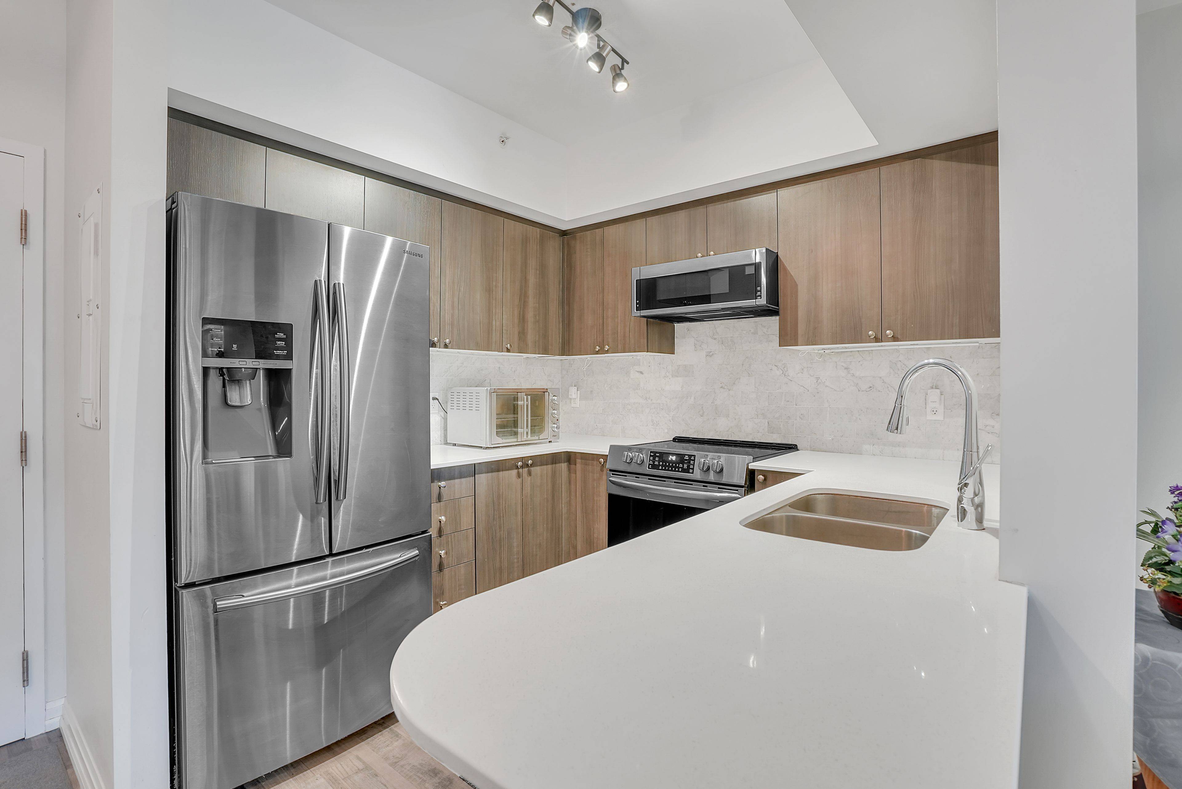 Barrie, ON L9J 0H3,302 ESSA RD #309