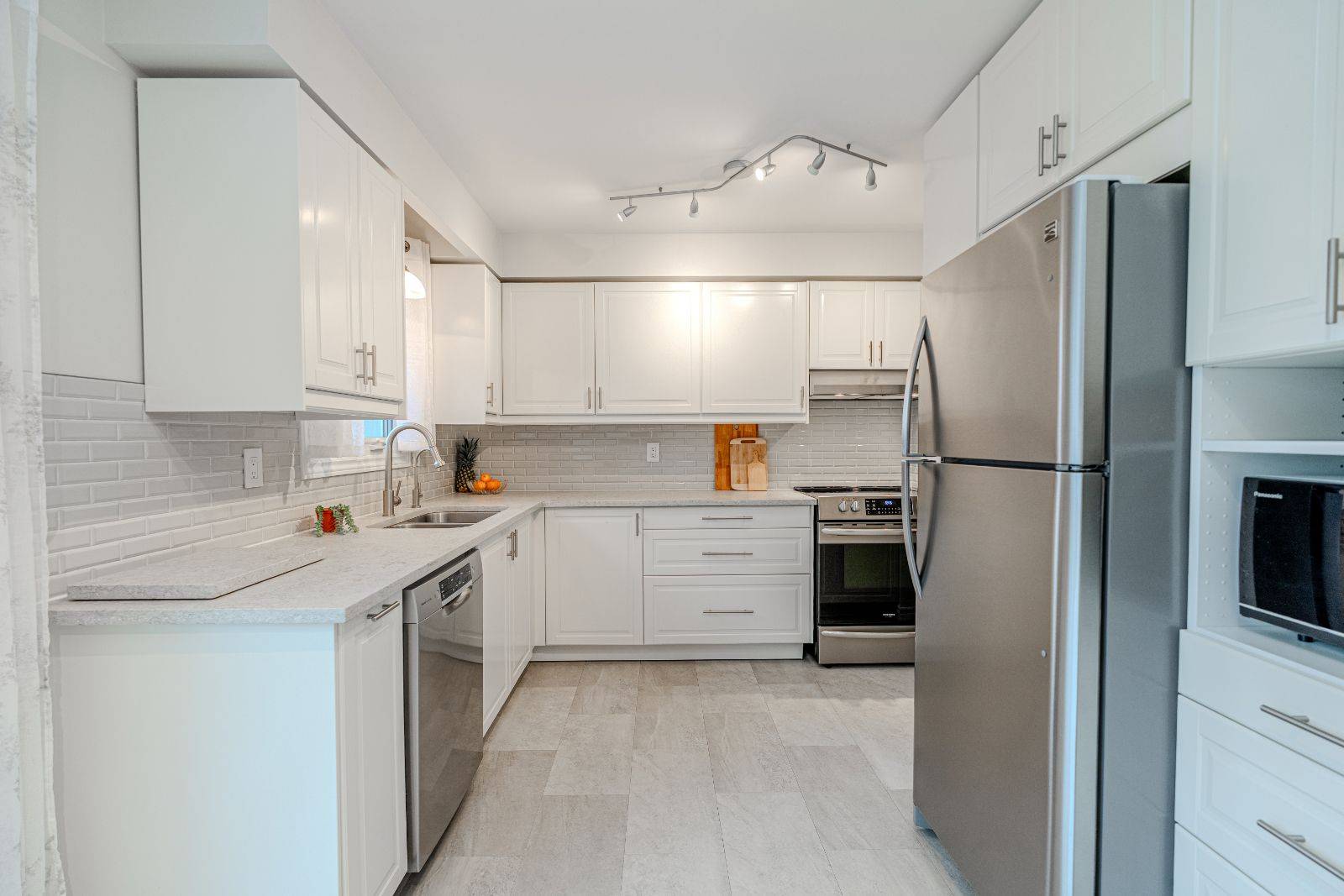 Barrie, ON L4M 5H8,33 Porter CRES