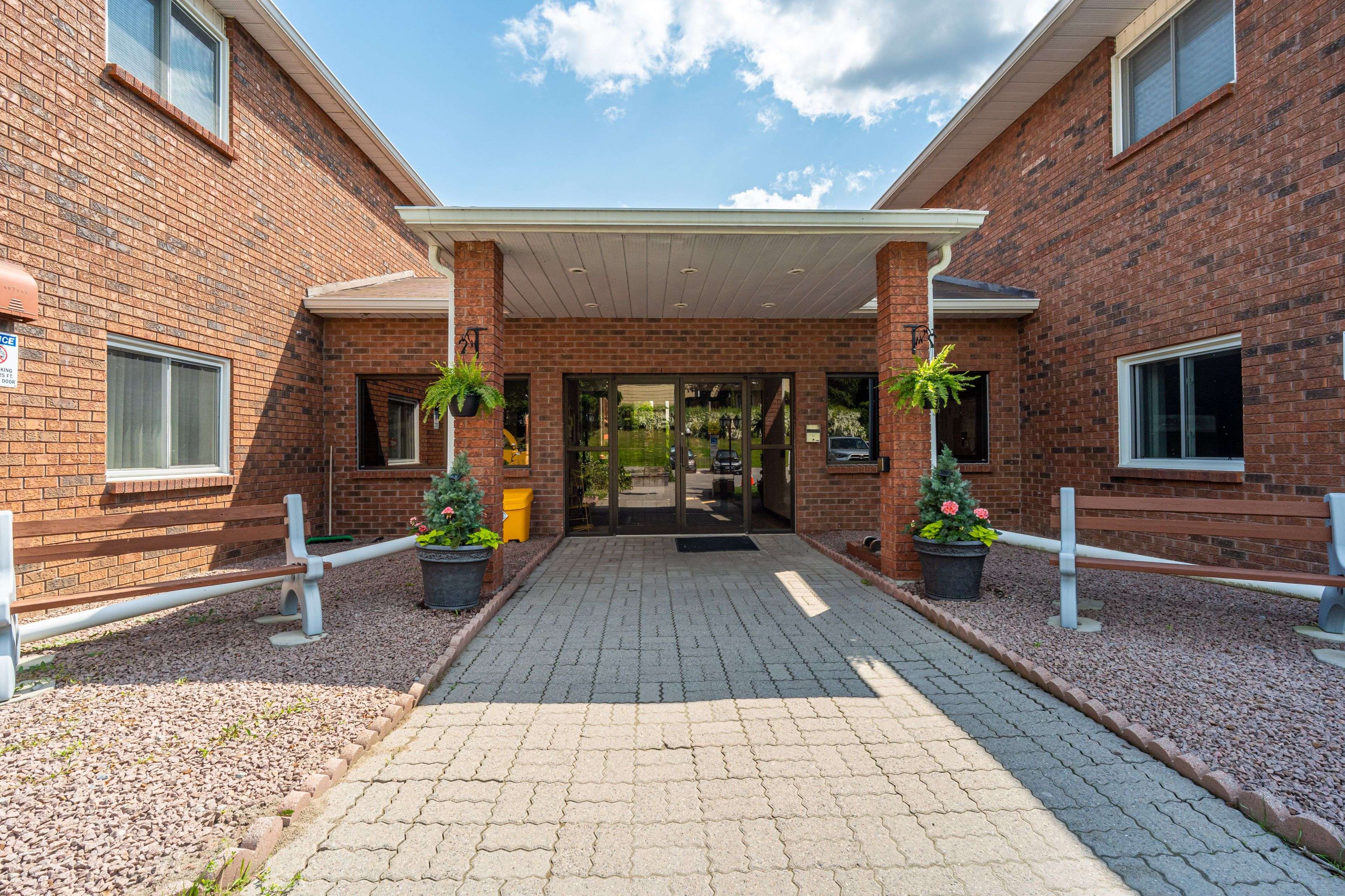 Peterborough Central, ON K9H 7M5,475 Parkhill RD W #215