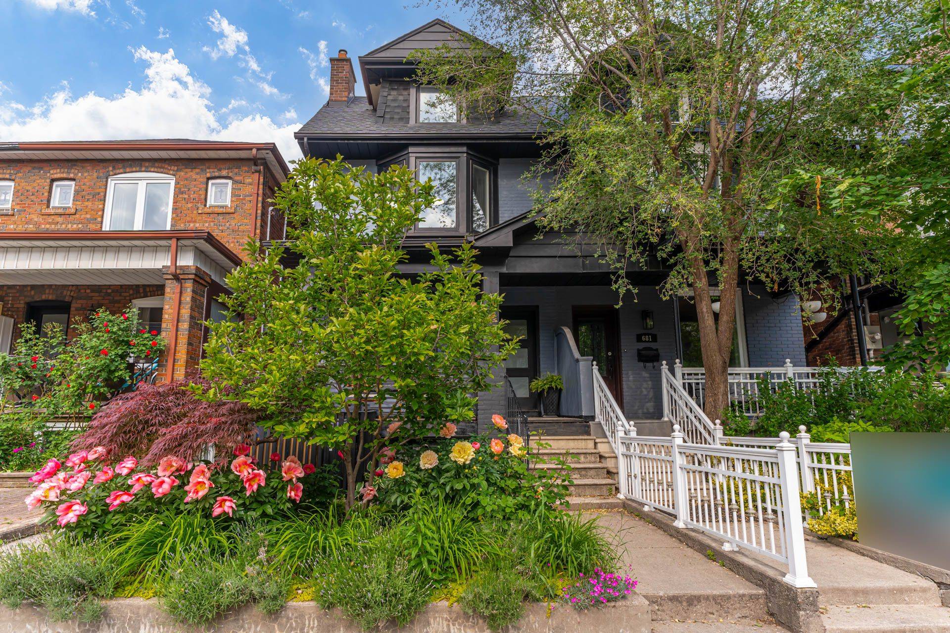 683 Manning AVE, Toronto C02, ON M6G 2W3