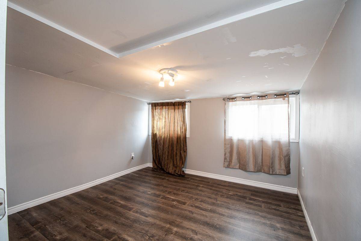 Oshawa, ON L1H 2K9,128 Summer ST #Upper