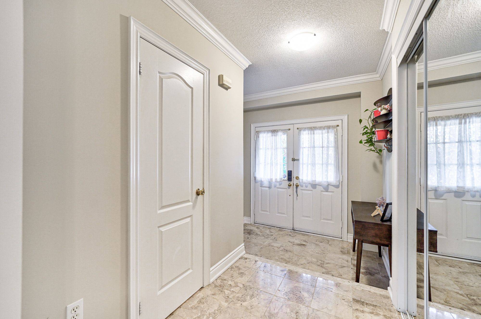 Mississauga, ON L5V 3A2,6098 Rowers CRES